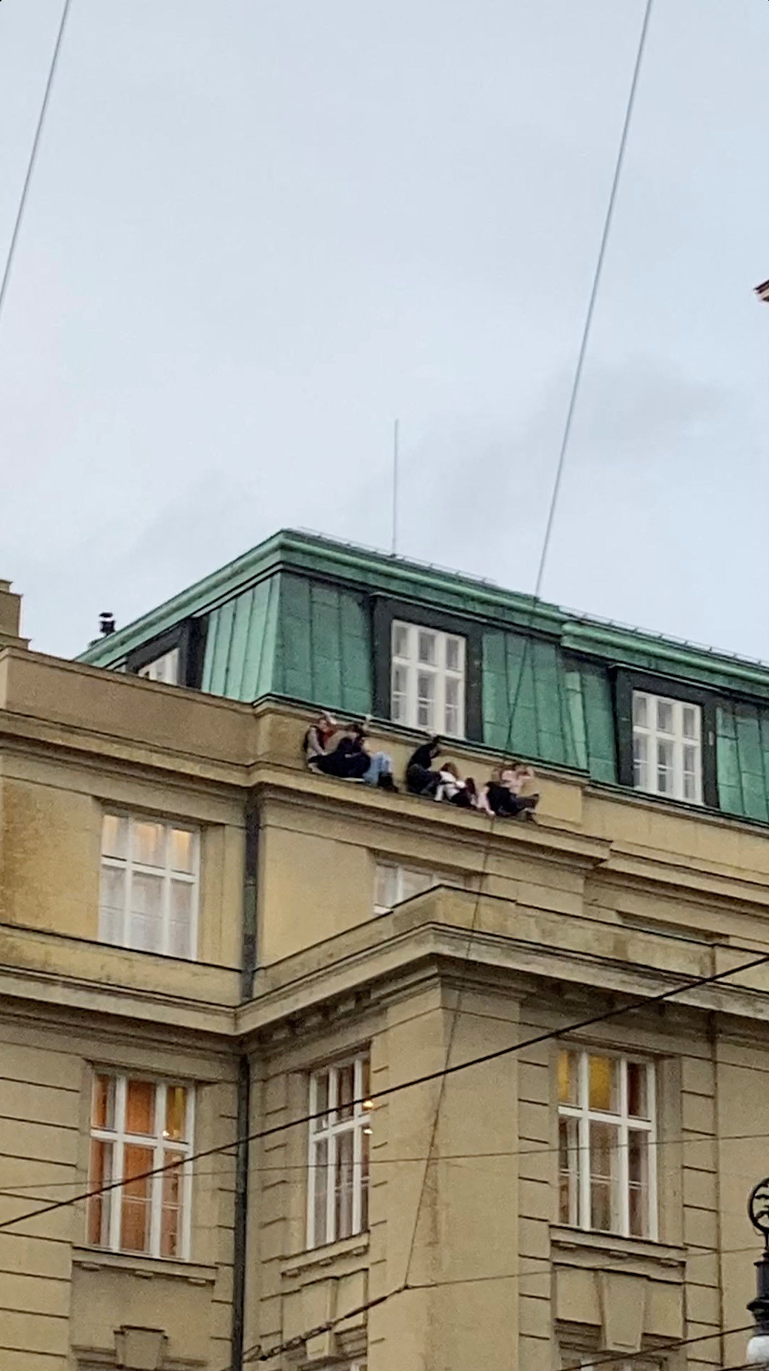 Studentinnen und Studenten flohen in Panik auf die Fassade des Gebäudes.