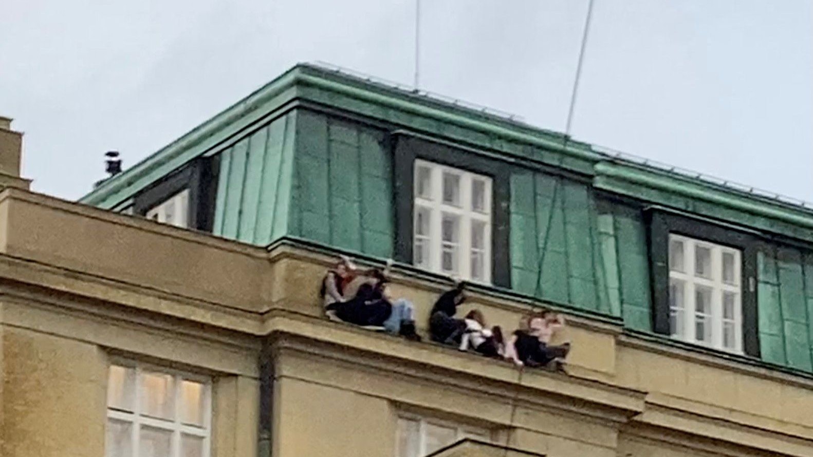 Studentinnen und Studenten flohen in Panik auf die Fassade des Gebäudes.