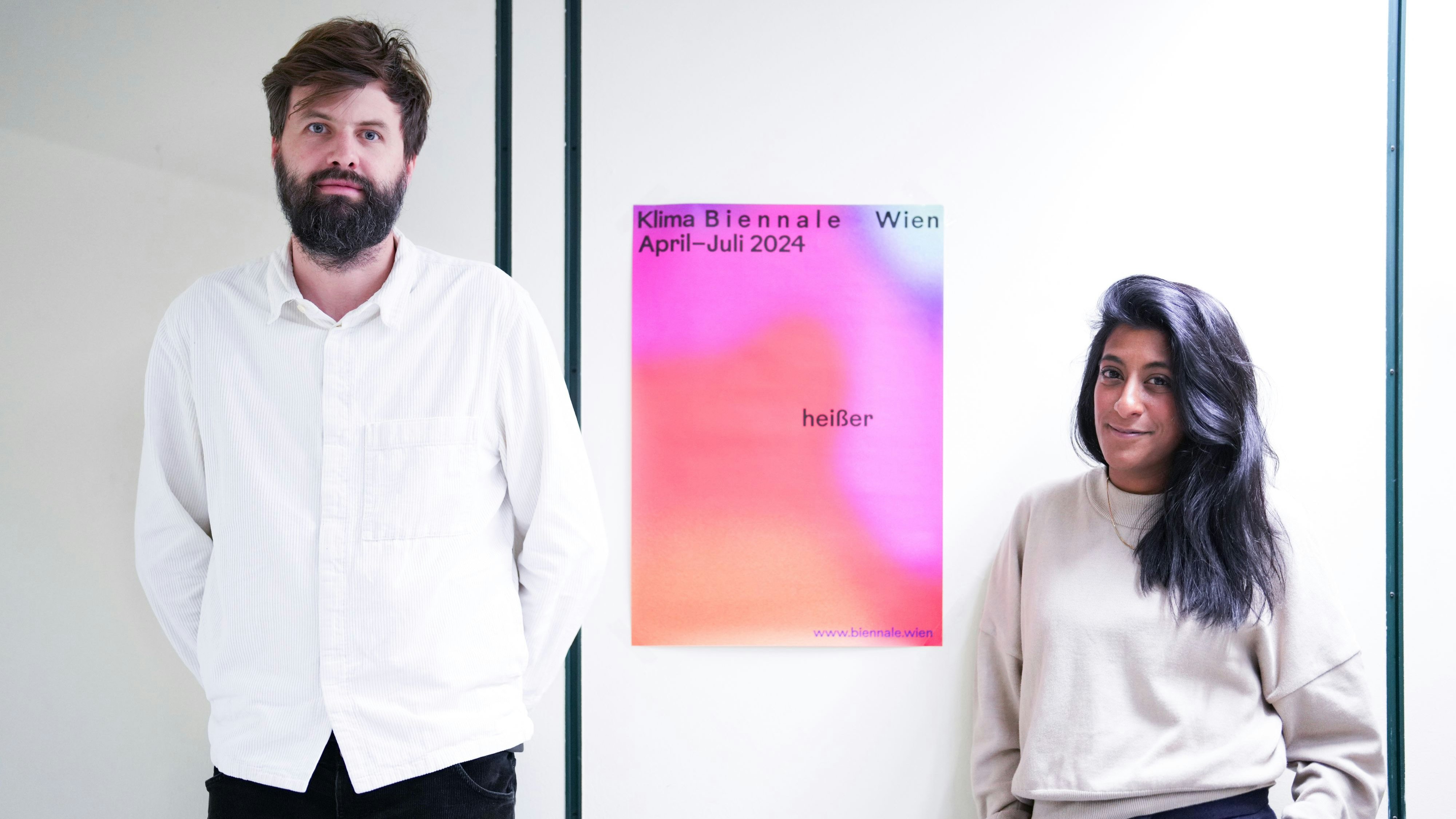 Download von www.picturedesk.com am 21.12.2023 (13:11).  ABD0004_20231220 - WIEN - ÖSTERREICH: Das Leitungsduo der "Klima Biennale Wien", Claudius Schulze und Sithara Pathirana anl. eines Interviews mit der APA - Austria Presse Agentur am Dienstag, 05. Dezember 2023, in Wien. - FOTO: APA/EVA MANHART - 20231205_PD19534 - Rechteinfo: Rights Managed (RM)