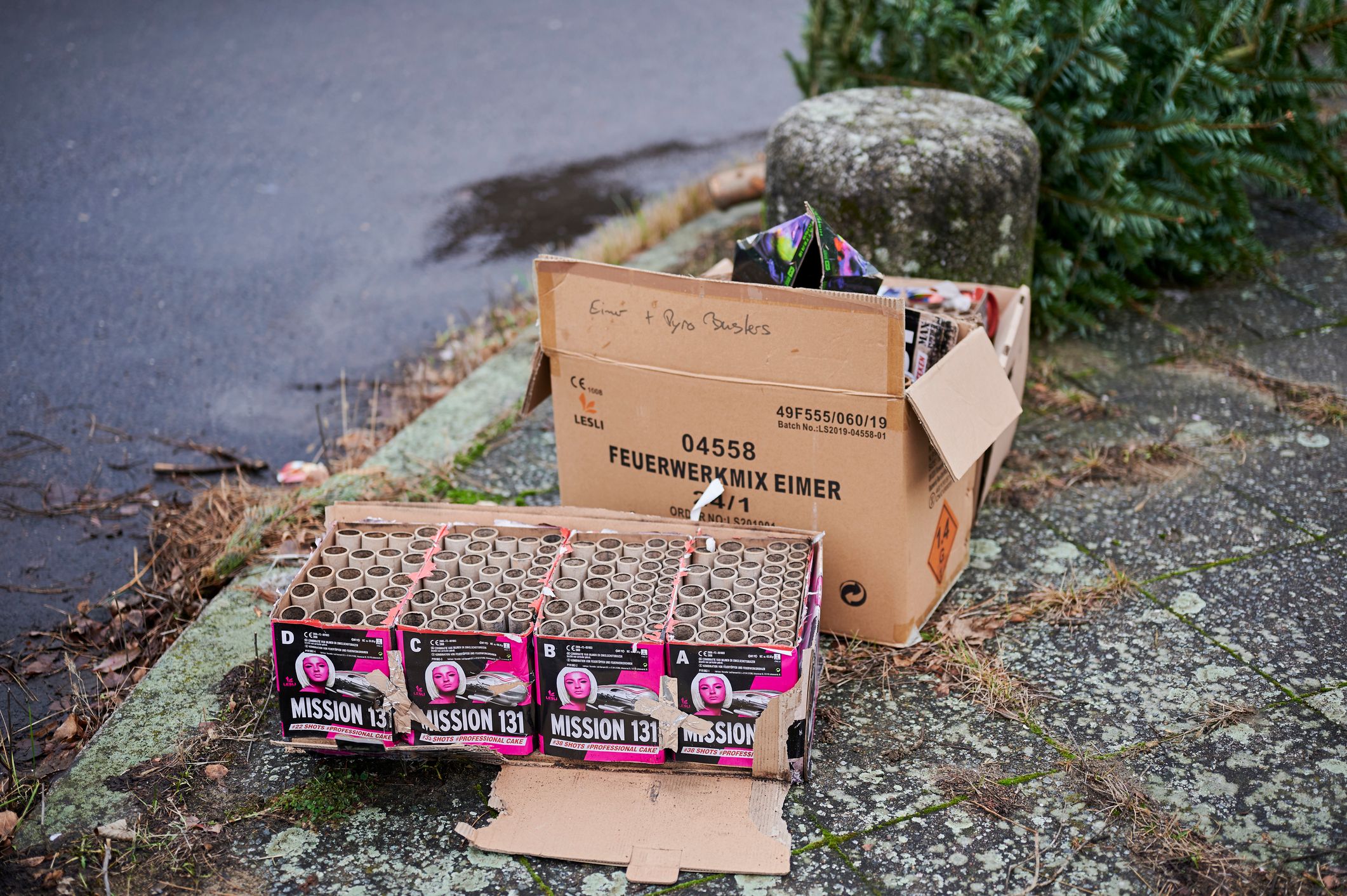 Das Zünden vieler gängiger Gegenstände (ab Kategorie F2: Blitzknallkörper, Schweizerkracher, alle Raketen, Knallfrösche, Sprungräder und andere) ist ausdrücklich verboten.