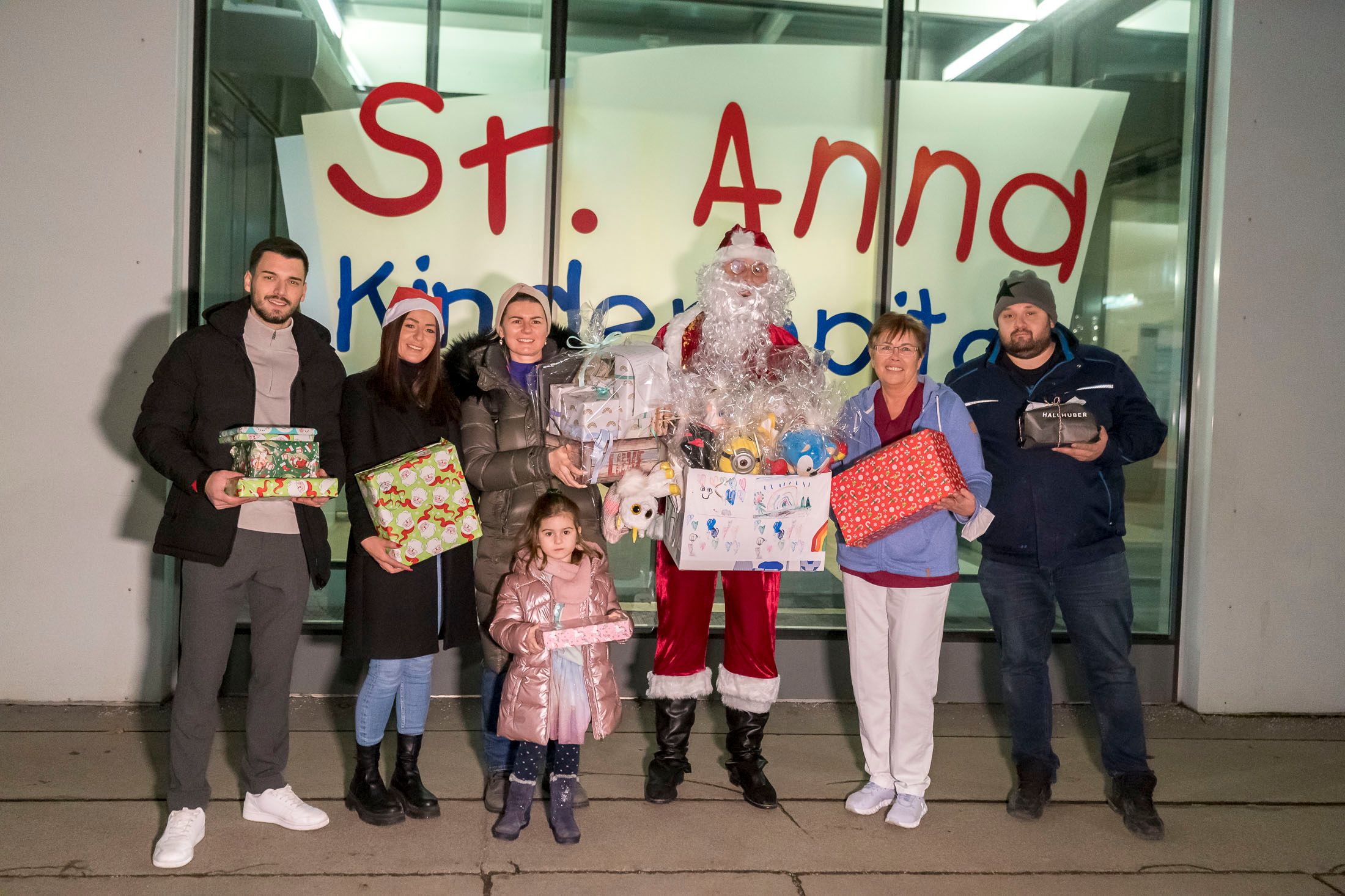 Am Mittwoch sorgten einige Wiener sowie der Fünfhaus-Santa für eine herzerwärmende Spendenaktion.