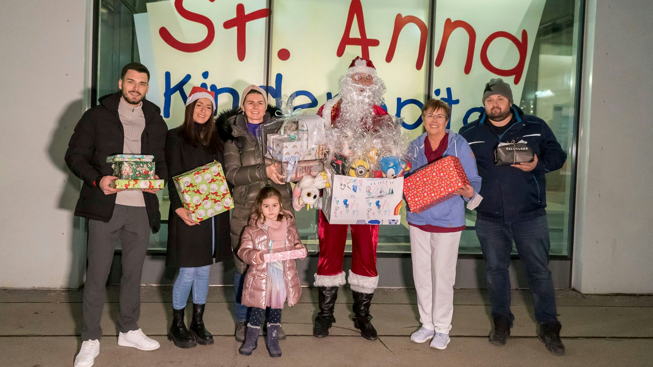 weihnachtsmann bringt geschenke ins st. anna kinderspital, 20231220 foto: helmut graf/tageszeitung heute