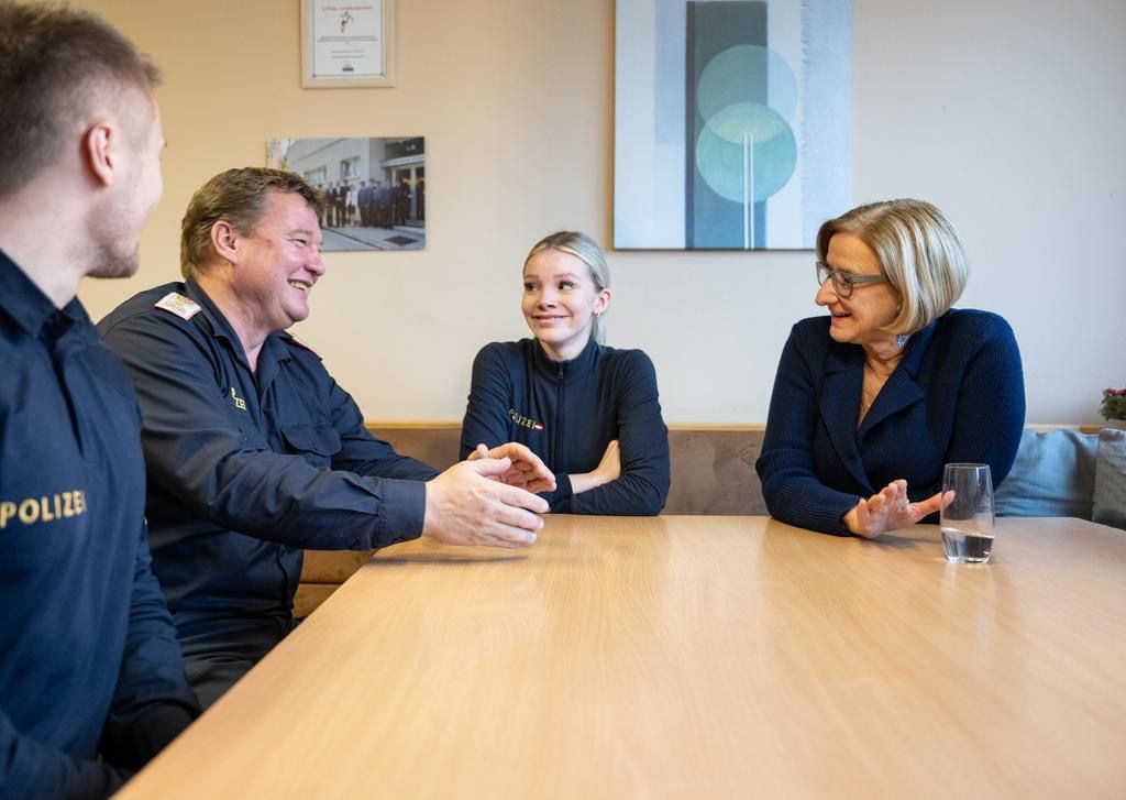 Landeschefin Johanna Mikl-Leitner besucht Polizei in Klosterneuburg - am Bild mit dem beliebten Kommandant Michael Scharf und Beamtin, die ihrem Chef ein verschmitztes Lächeln zuwirft. 
