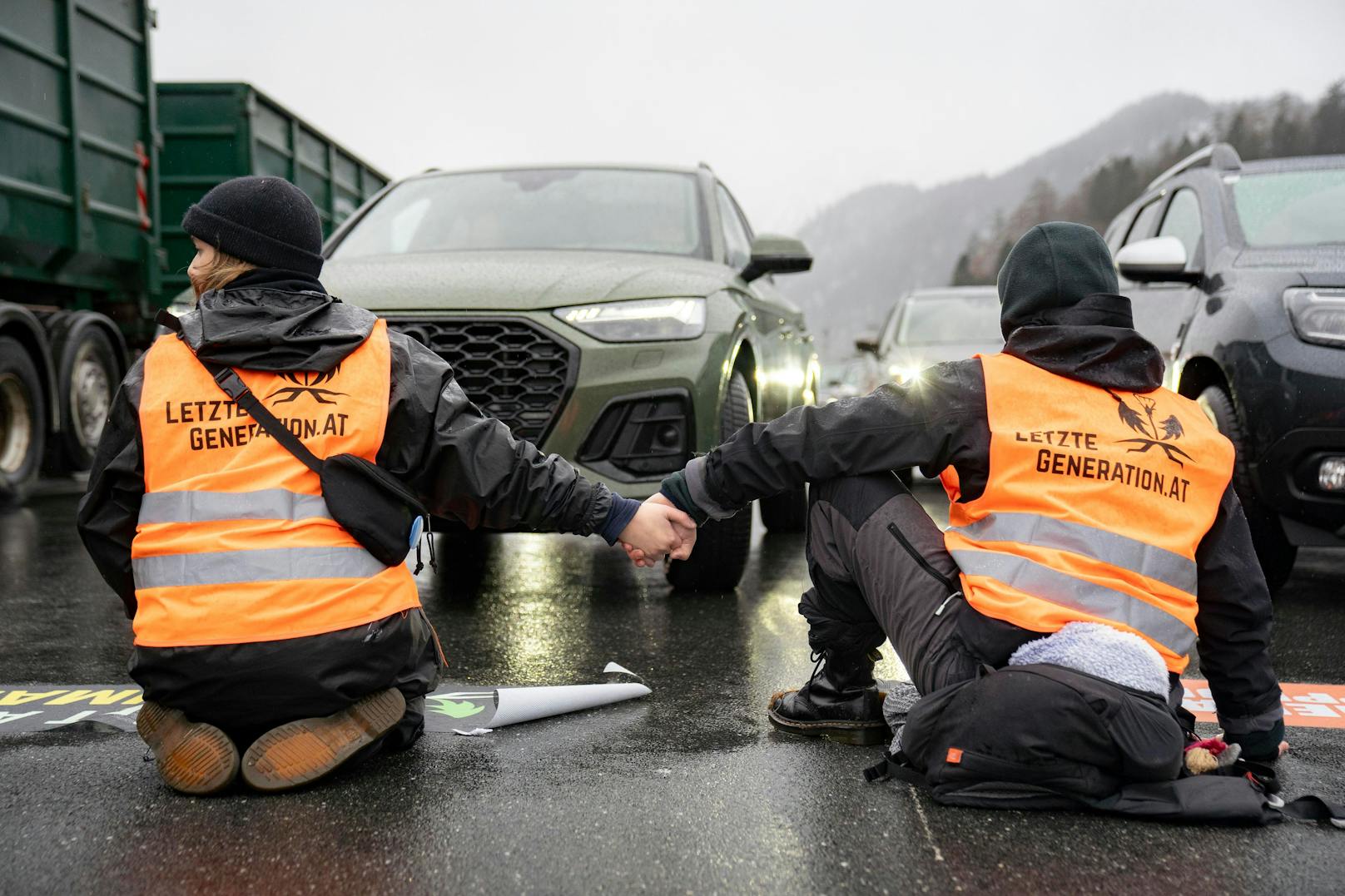 Aktivisten der Letzten Generation aus Österreich und Deutschland haben am 22. Dezember 2023 den Verkehr auf der A12 Inntal Autobahn blockiert.