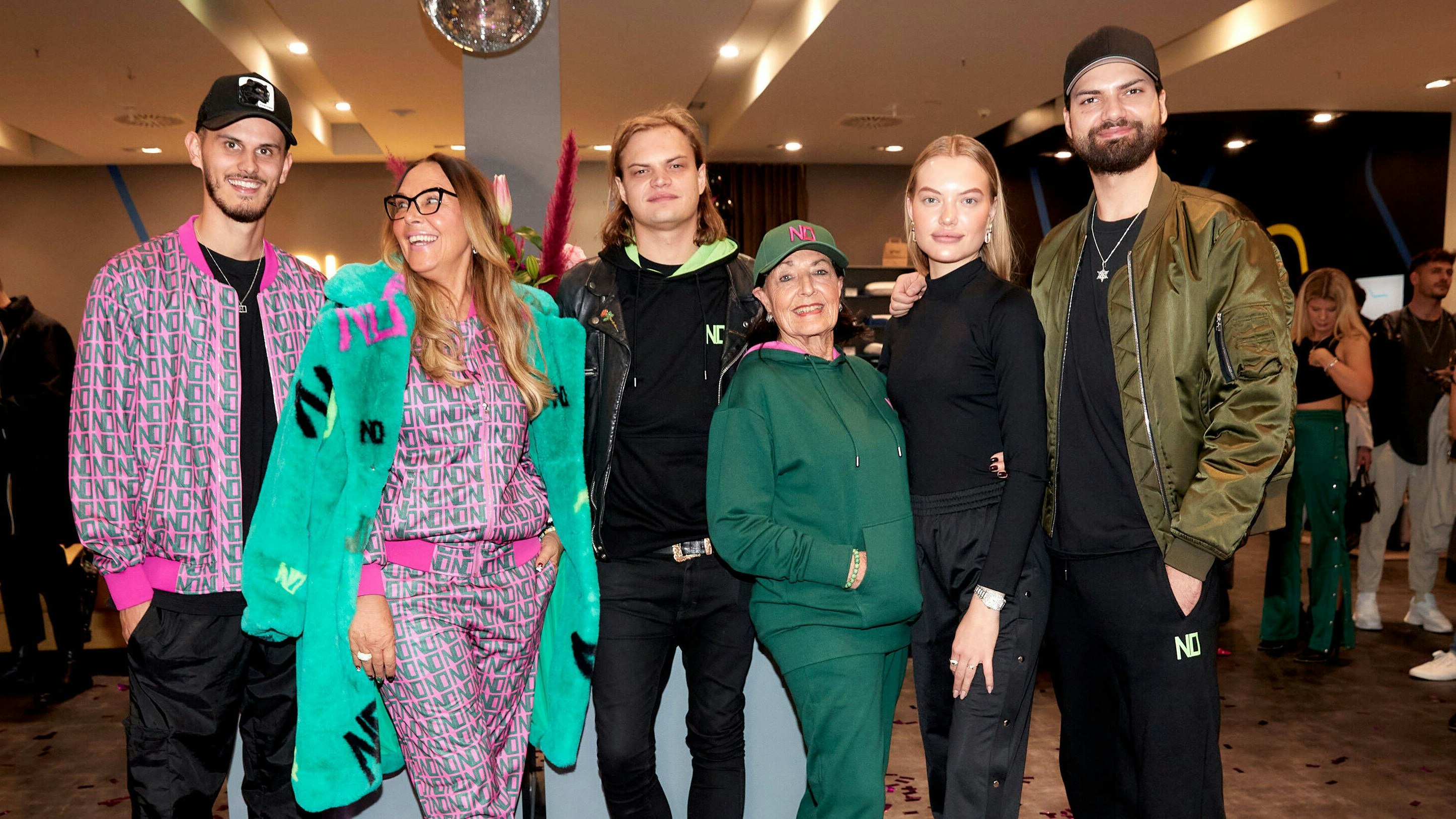 In dieser Formation zeigt sich die Familie Ochsenknecht in der dritten Staffel ihrer Realityshow nicht mehr. Grund ist der andauernde Streit von Jimi Blue (rechts), Cheyenne (2. v. r.) und Natascha (2. v. l.).