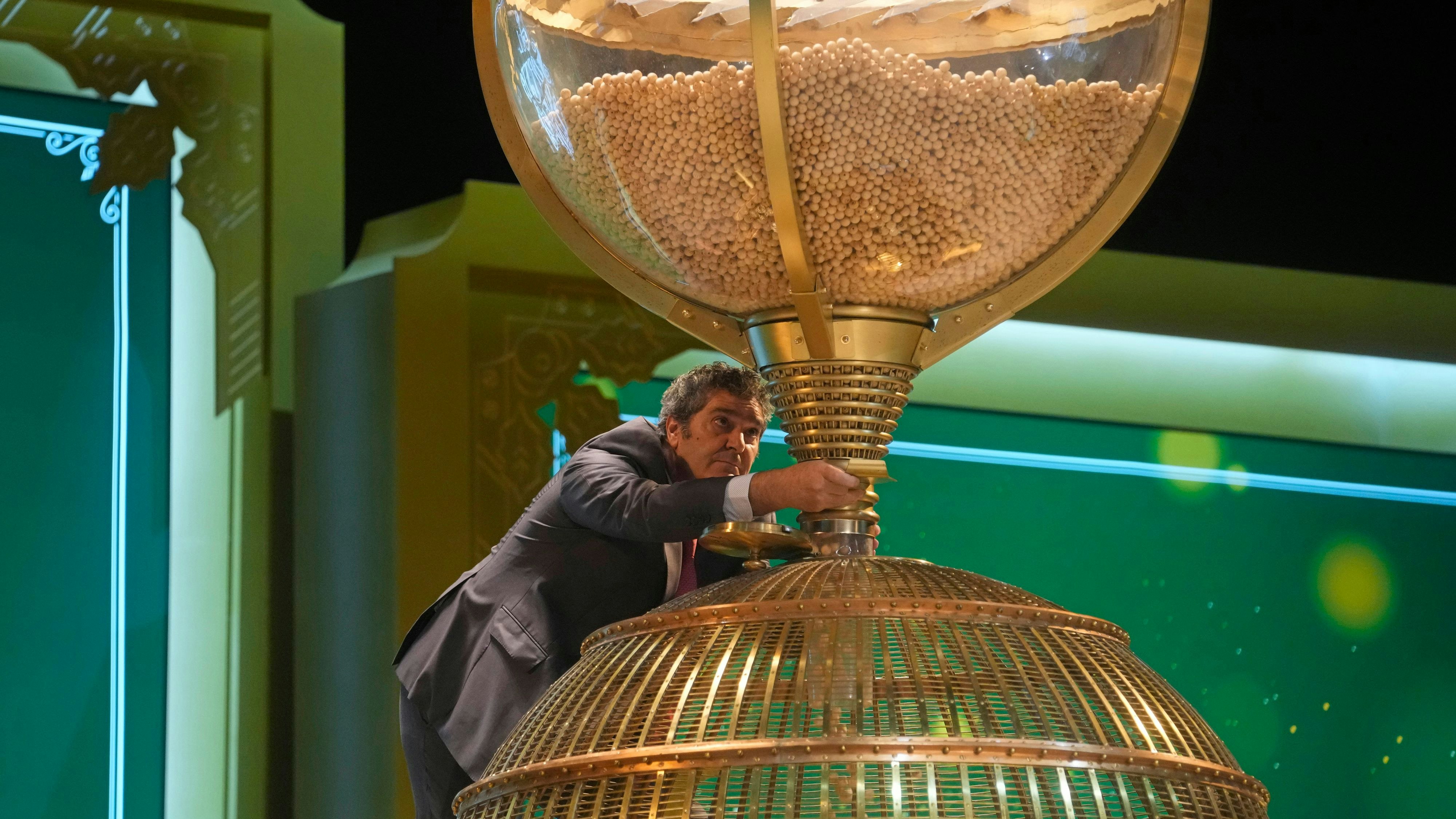 Download von www.picturedesk.com am 22.12.2023 (19:47).  A worker supervises the moment when lottery balls are filled into a drum before the draw at Madrid's Teatro Real opera house during Spain's bumper Christmas lottery draw known as El Gordo, or The Fat One, in Madrid, Spain, Friday, Dec. 22, 2023. (AP Photo/Paul White) - 20231222_PD2968 - Rechteinfo: Rights Managed (RM)