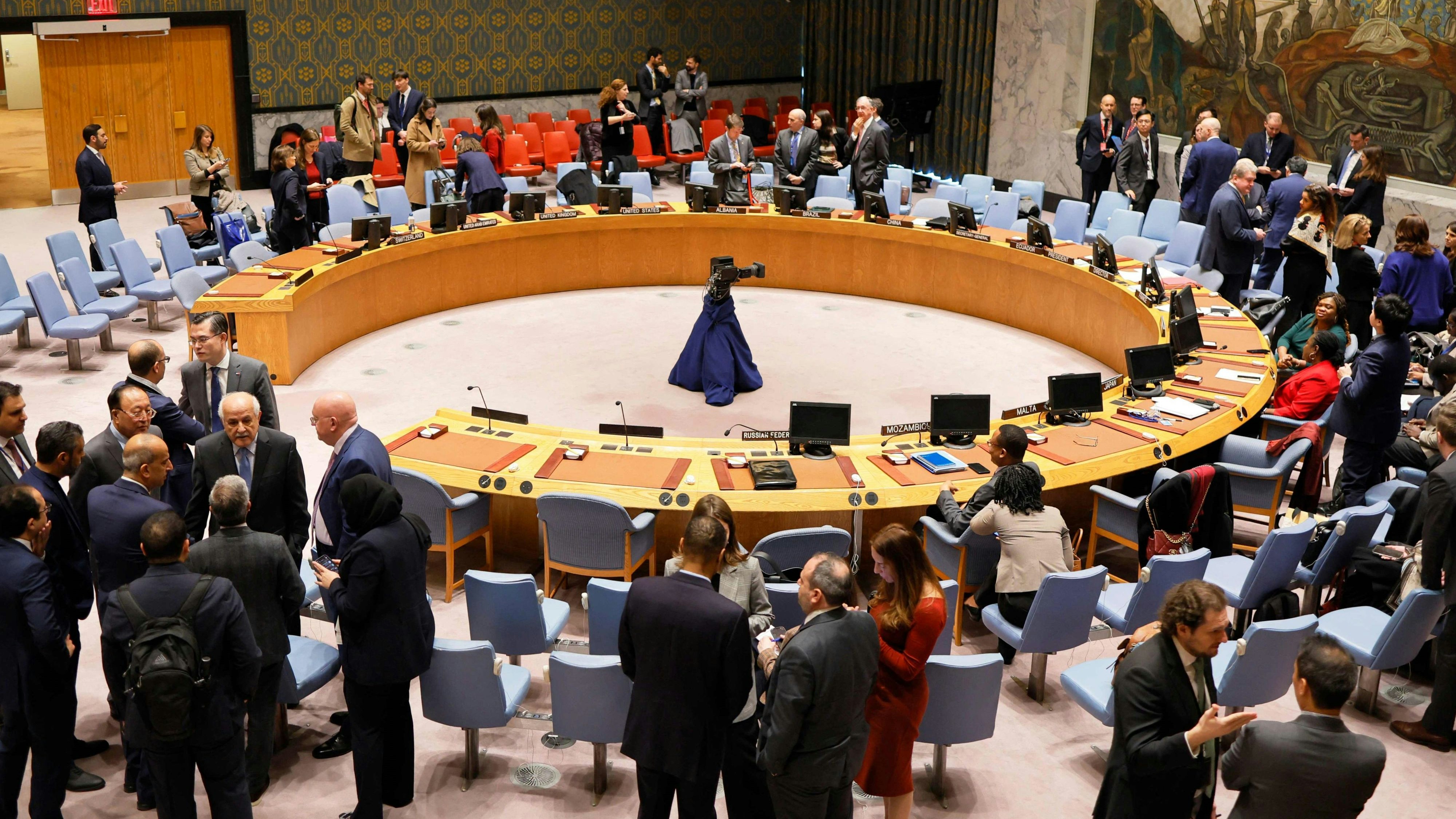 Download von www.picturedesk.com am 22.12.2023 (12:08).  NEW YORK, NEW YORK - DECEMBER 19: Members of the UN Security Council hold sideline meetings as they take a break at the United Nations headquarters on December 19, 2023 in New York City. The Security Council is meeting to hold a vote on a resolution proposed by the United Arab Emirates on behalf of Arab and Muslim states calling for limiting the fighting and dramatically increasing humanitarian aid for the people in Gaza. The vote was originally scheduled for Monday but was postponed to meet the US objections to the wording of the draft resolution. The US previously used its veto power on the council and vetoed a resolution calling for a Gaza cease-fire on December 8 and voted "No" on a cease-fire on December 12 in a vote in the General Assembly. Michael M. Santiago/Getty Images/AFP (Photo by Michael M. Santiago / GETTY IMAGES NORTH AMERICA / Getty Images via AFP) - 20231219_PD7629 - Rechteinfo: Rights Managed (RM) Fotografische Urheberrechte sind garantiert. Der Kunde selbst hat insbesondere die Persönlichkeitsrechte der abgebildeten Personen in eigener Verantwortung zu beachten (AGBs Punkt 5). Nur für redaktionelle Nutzung durch Tageszeitungen und Onlinemedien!