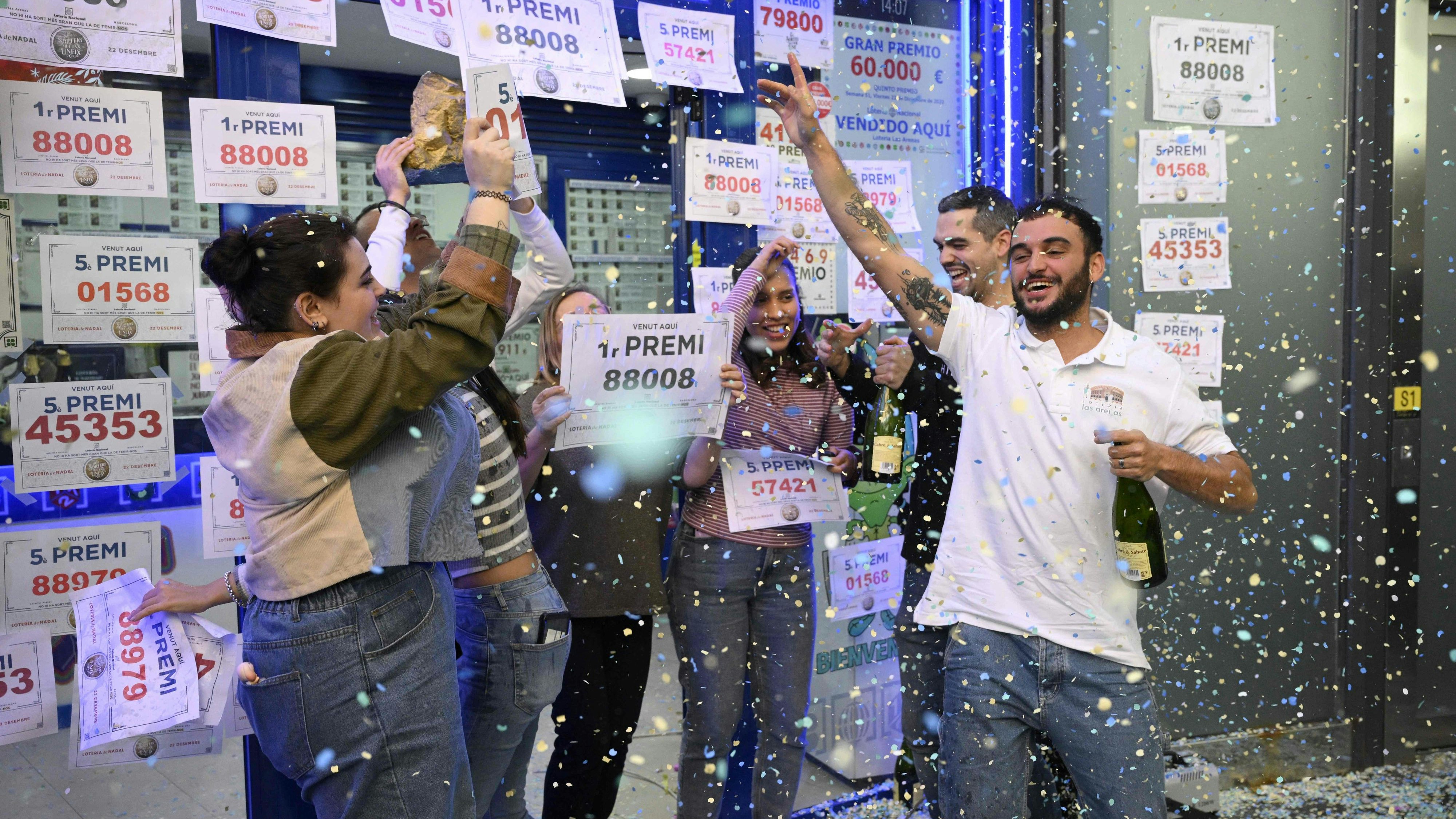 Download von www.picturedesk.com am 22.12.2023 (19:53).  Lottery sellers of the "Las Arenas" shopping center celebrate after selling winning tickets of Spain's Christmas lottery including parts ('Decimos') of the first prize "El Gordo" (the Fat One) in Barcelona, on December 22, 2023. (Photo by Josep LAGO / AFP) - 20231222_PD2983 - Rechteinfo: Rights Managed (RM) Nur für redaktionelle Nutzung! Werbliche Nutzung erfordert Freigabe: bitte schicken Sie uns eine Anfrage.