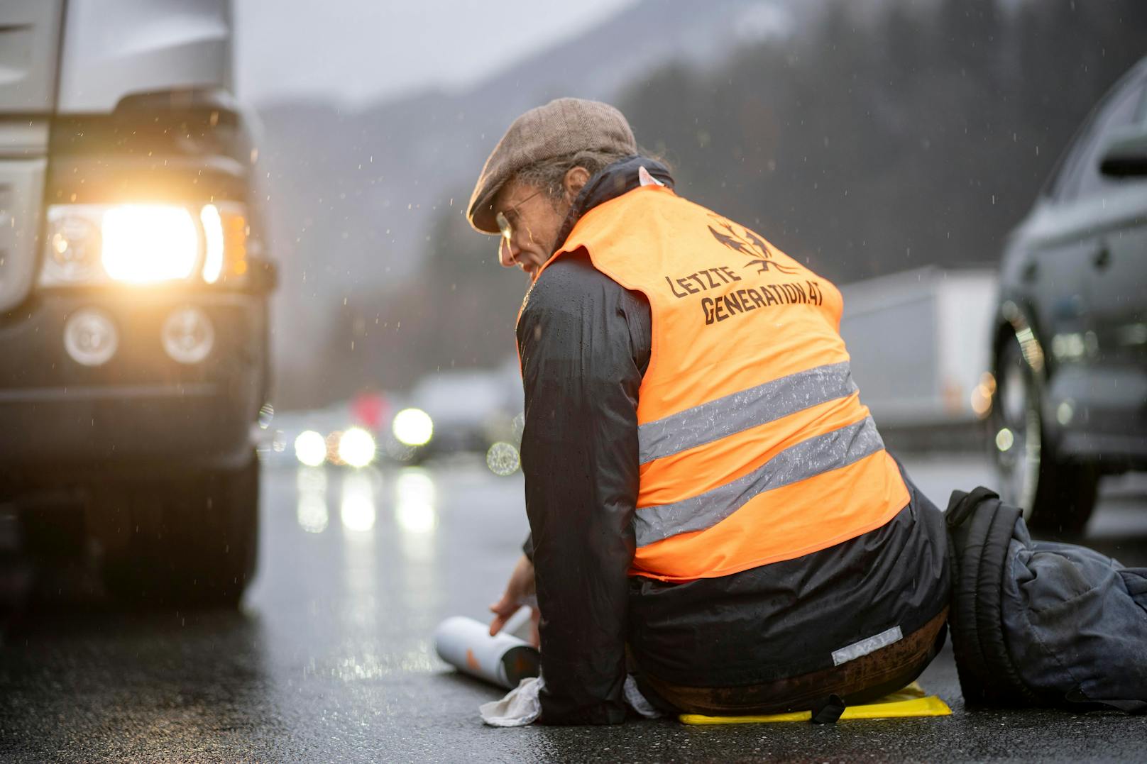 Aktivisten der Letzten Generation aus Österreich und Deutschland haben am 22. Dezember 2023 den Verkehr auf der A12 Inntal Autobahn blockiert.