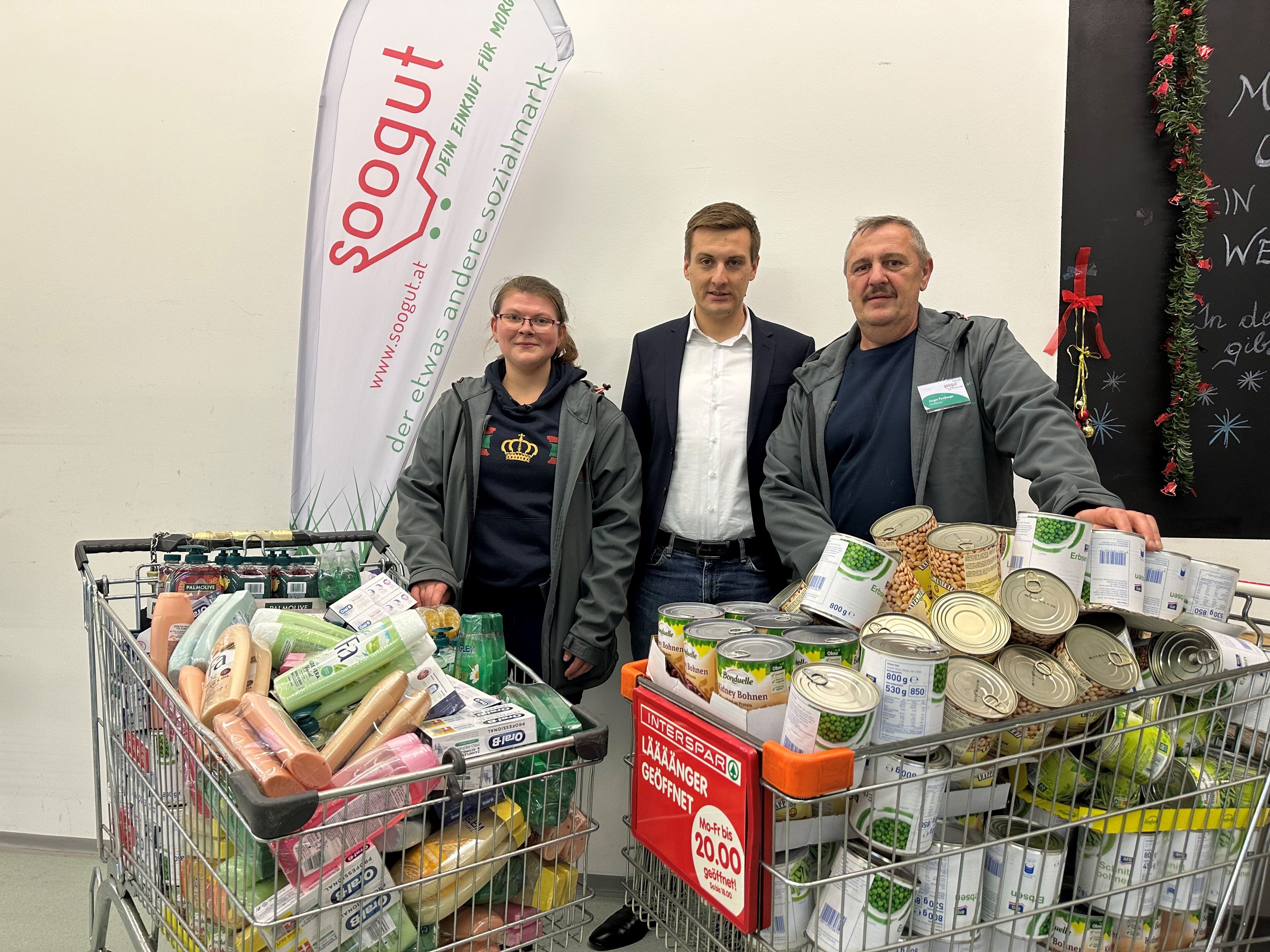 Spende an den Soogut-Markt St. Pölten: Melanie Klingenbrunner (Lagerleitung), Landesrat Sven Hergovich, Jürgen Pomberger (Marktleitung)