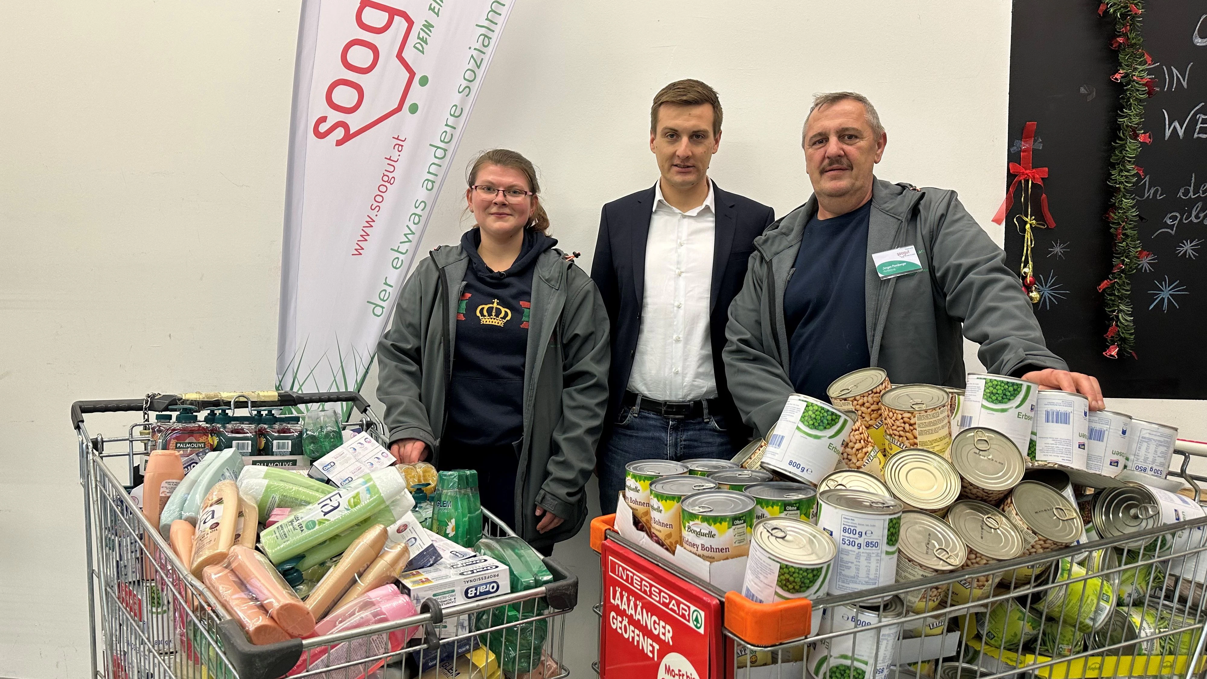 Spende an den Soogut-Markt St. Pölten: Melanie Klingenbrunner (Lagerleitung), Landesrat Sven Hergovich, Jürgen Pomberger (Marktleitung)