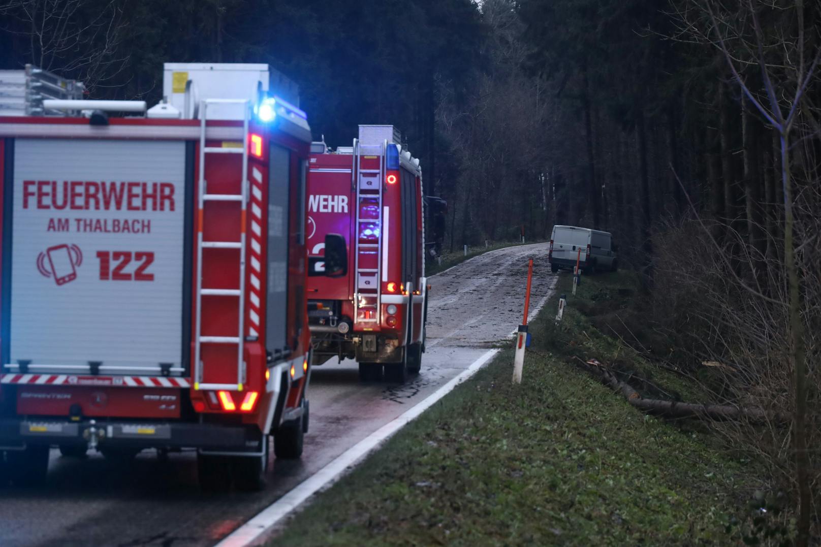 Sturmtief "Zoltan" hat am späten Donnerstagabend mit schweren Sturm- und Orkanböen Oberösterreich erreicht. Im Minutentakt folgten die Einsätze für viele Feuerwehren in Oberösterreich.