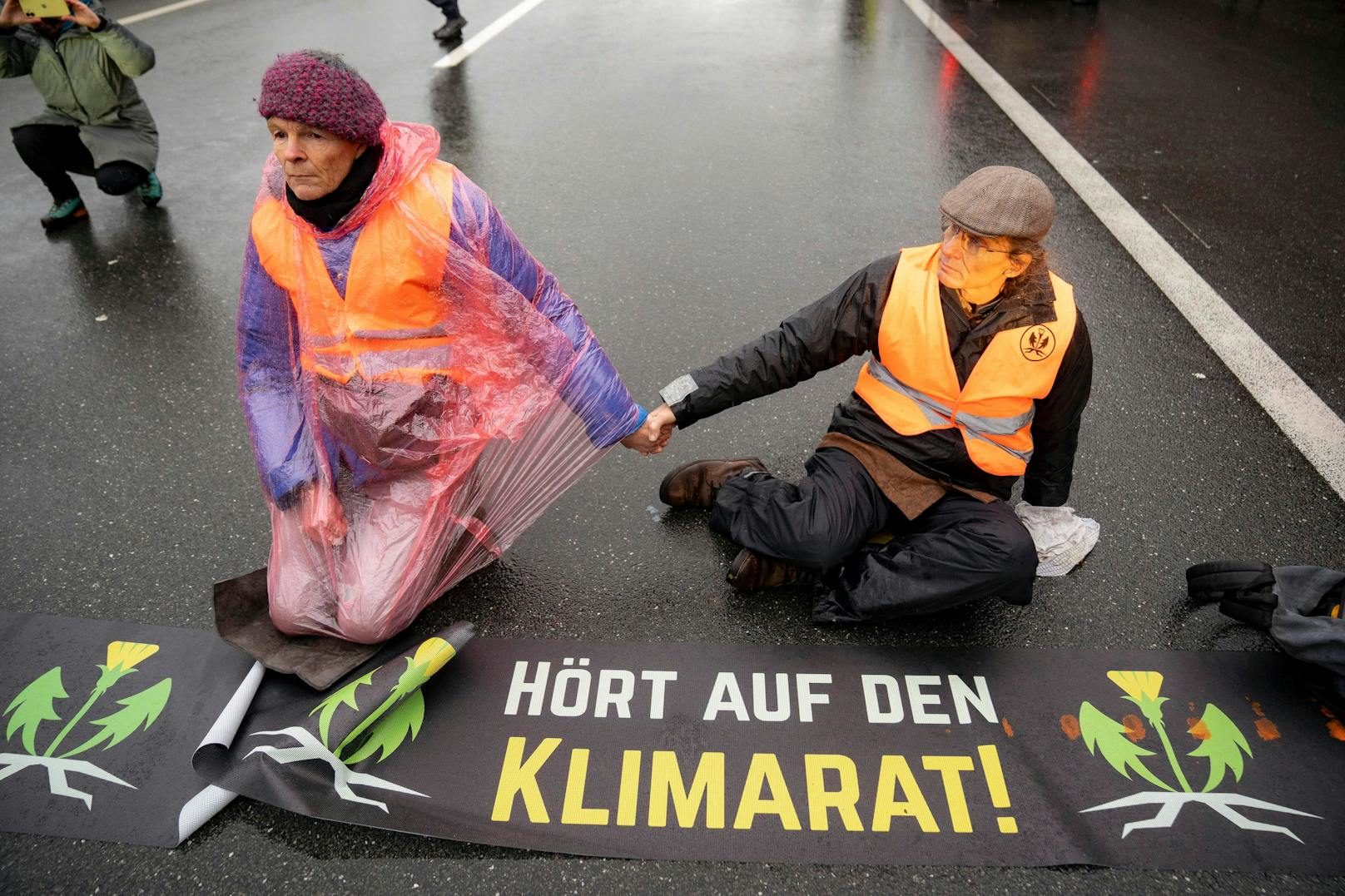 Aktivisten der Letzten Generation aus Österreich und Deutschland haben am 22. Dezember 2023 den Verkehr auf der A12 Inntal Autobahn blockiert.