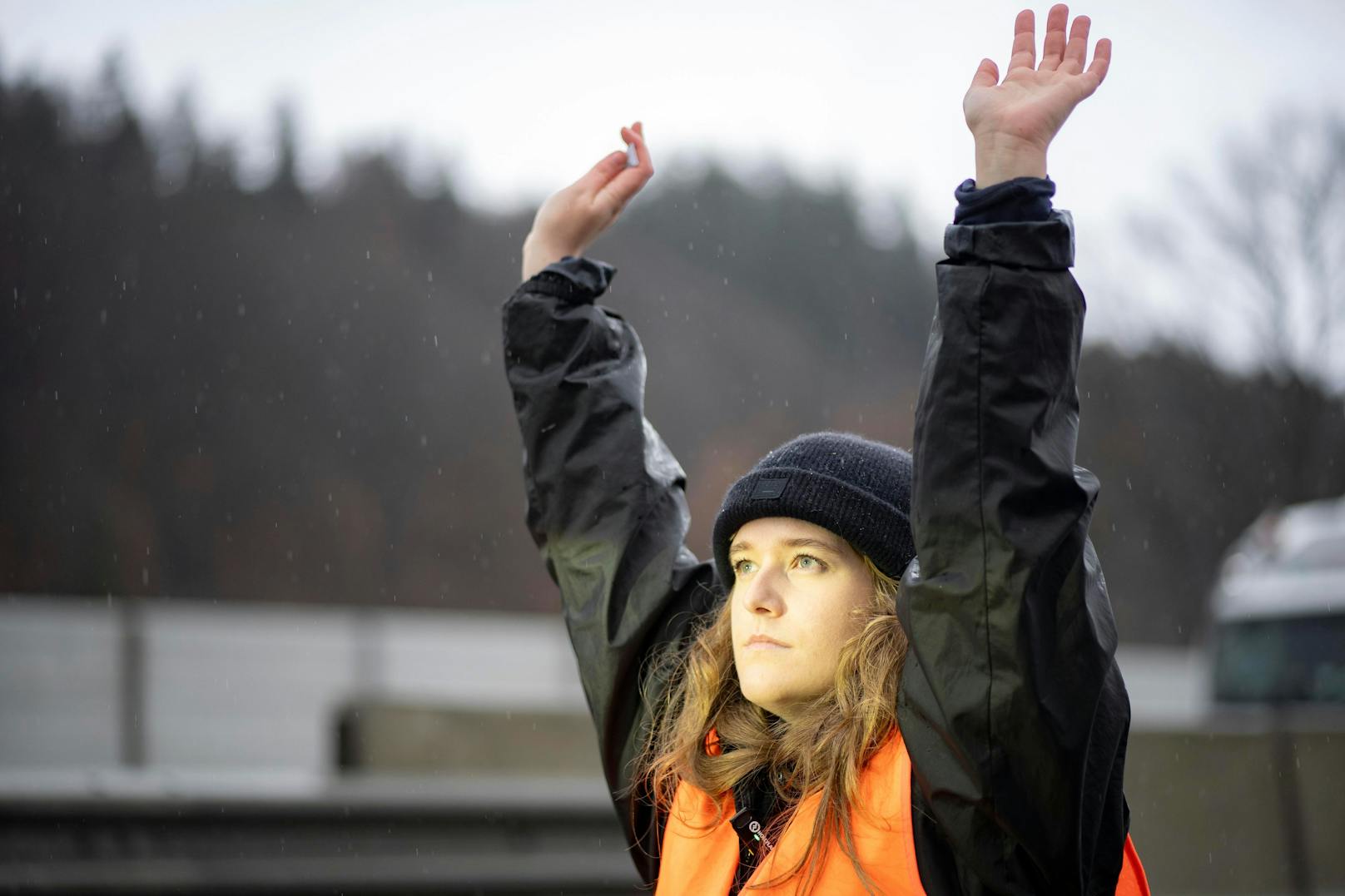 Aktivisten der Letzten Generation aus Österreich und Deutschland haben am 22. Dezember 2023 den Verkehr auf der A12 Inntal Autobahn blockiert.