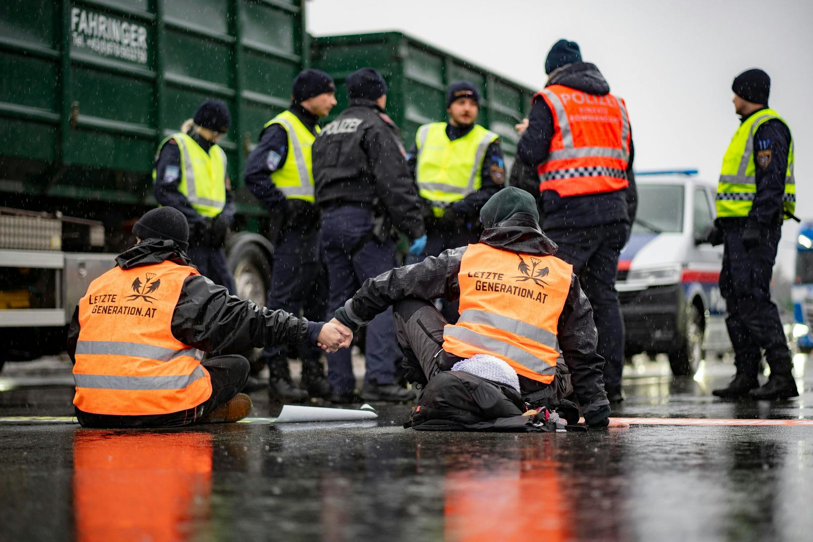 Aktivisten der Letzten Generation aus Österreich und Deutschland haben am 22. Dezember 2023 den Verkehr auf der A12 Inntal Autobahn blockiert.