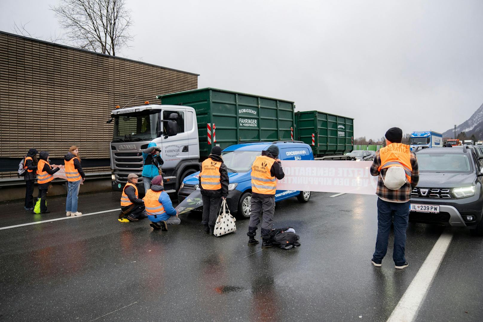 Aktivisten der Letzten Generation aus Österreich und Deutschland haben am 22. Dezember 2023 den Verkehr auf der A12 Inntal Autobahn blockiert.