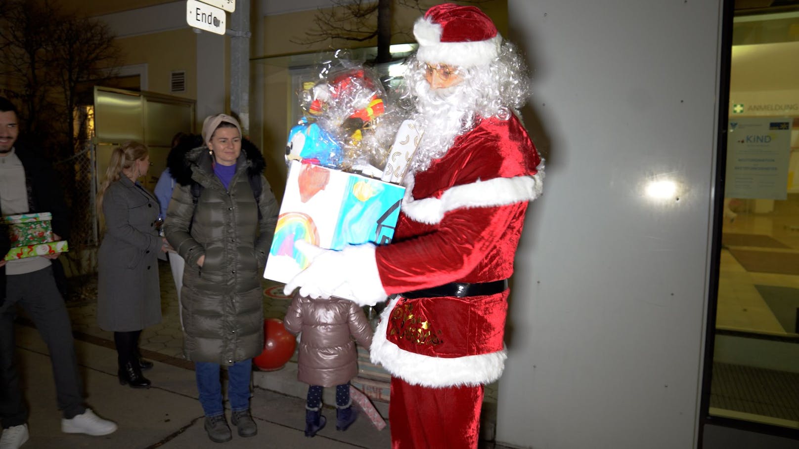 Fünfhaus-Santa besucht das St. Anna Kinderspital