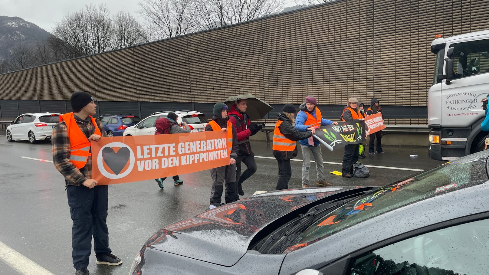 Aktivisten der Letzten Generation aus Österreich und Deutschland haben am 22. Dezember 2023 den Verkehr auf der A12 Inntal Autobahn blockiert.