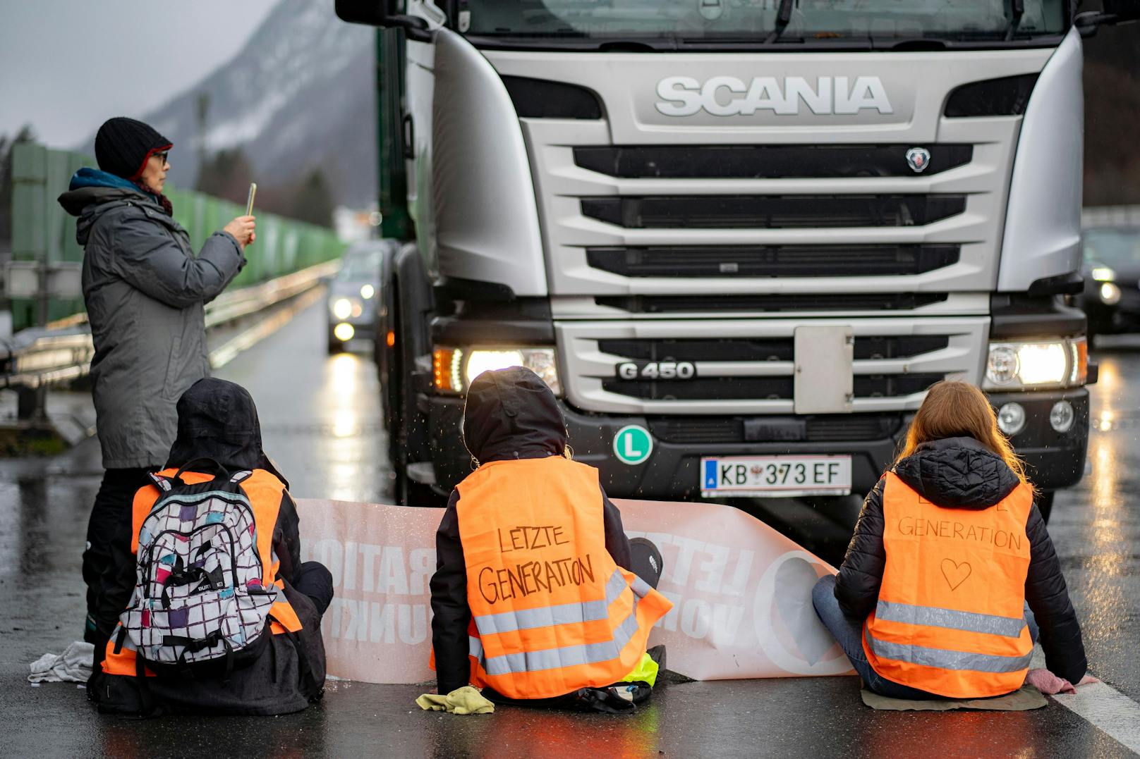 Aktivisten der Letzten Generation aus Österreich und Deutschland haben am 22. Dezember 2023 den Verkehr auf der A12 Inntal Autobahn blockiert.