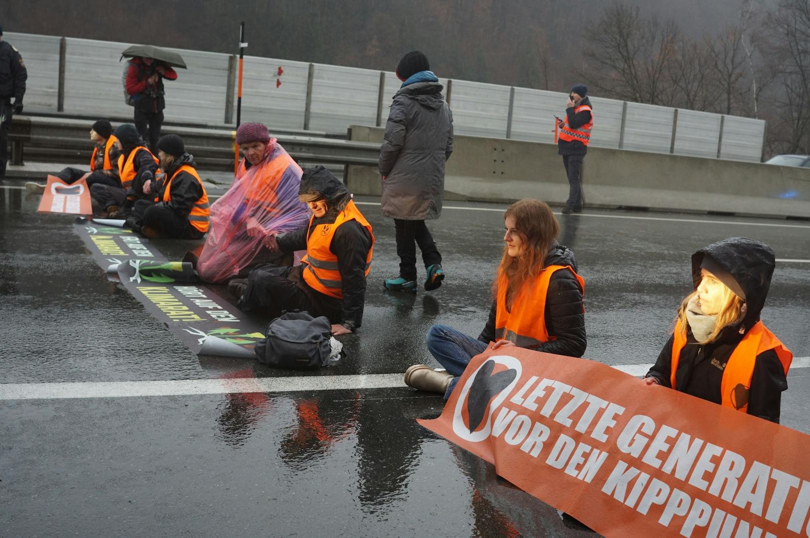 Aktivisten der Letzten Generation aus Österreich und Deutschland haben am 22. Dezember 2023 den Verkehr auf der A12 Inntal Autobahn blockiert.