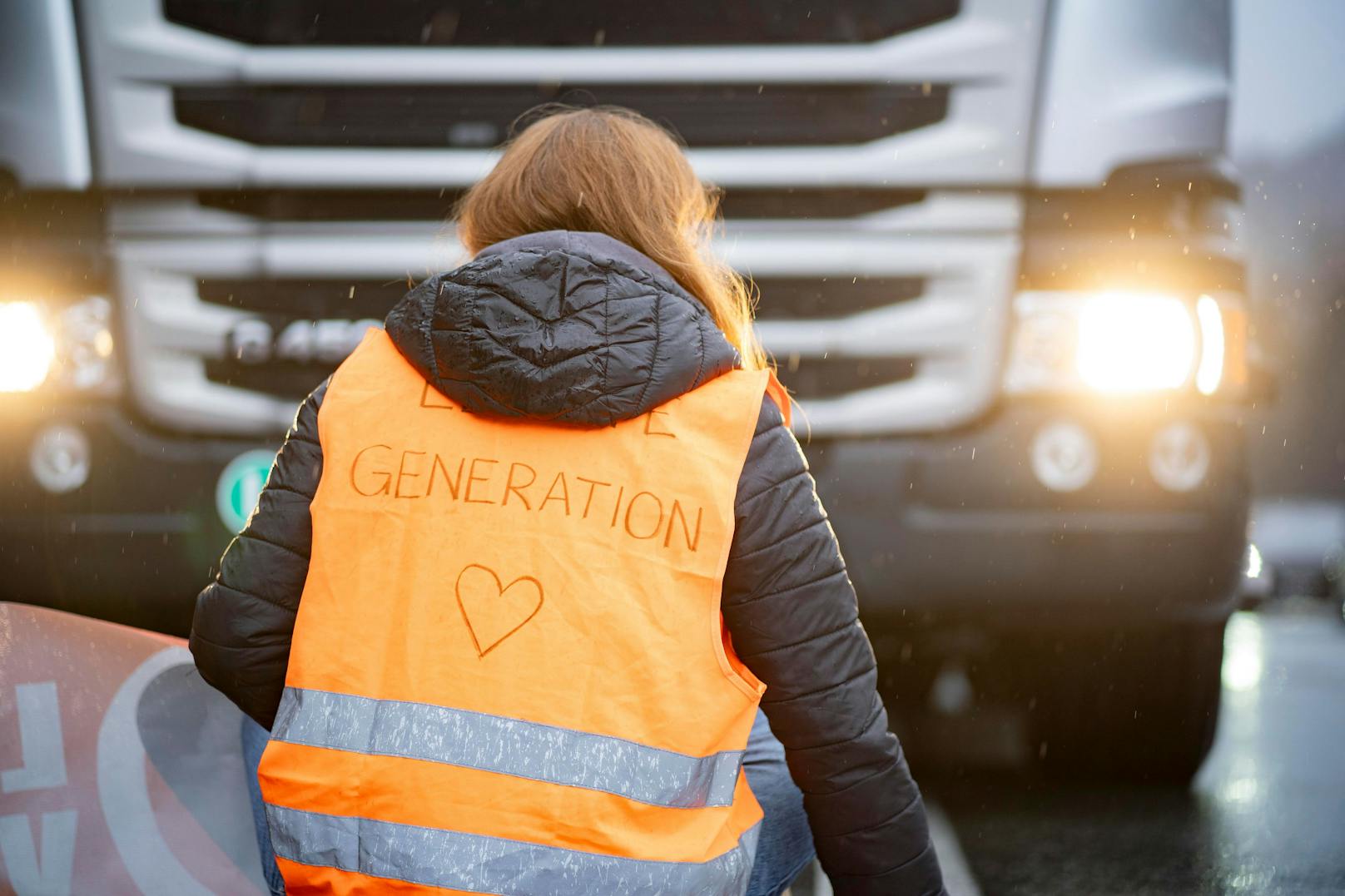 Aktivisten der Letzten Generation aus Österreich und Deutschland haben am 22. Dezember 2023 den Verkehr auf der A12 Inntal Autobahn blockiert.