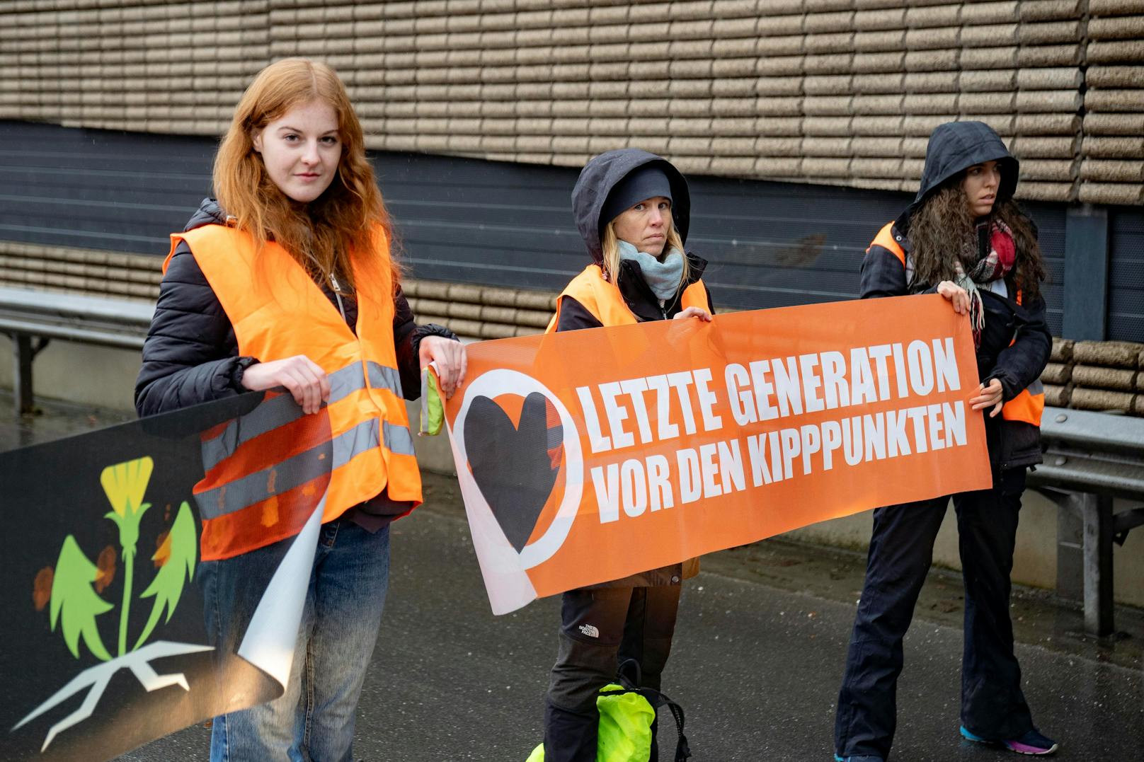 Aktivisten der Letzten Generation aus Österreich und Deutschland haben am 22. Dezember 2023 den Verkehr auf der A12 Inntal Autobahn blockiert.