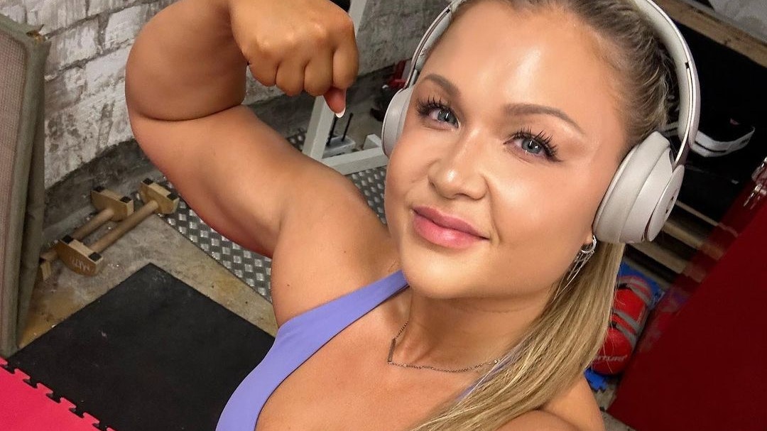 Fitness-Influencerin Sophia Thiel zeigt sich auf Instagram so muskulös wie lange nicht mehr. Nun steht mit Weihnachten eine Zeit an, die für Thiel die letzten zehn Jahre der Horror war.