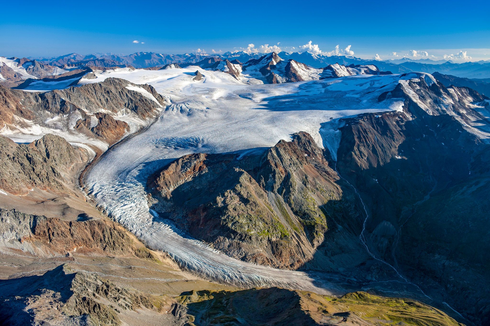 Gepatschferner mit Weißkugel (Bildmitte) und Weißseespitze (ganz rechts) in den Tiroler Ötztaler Alpen.
