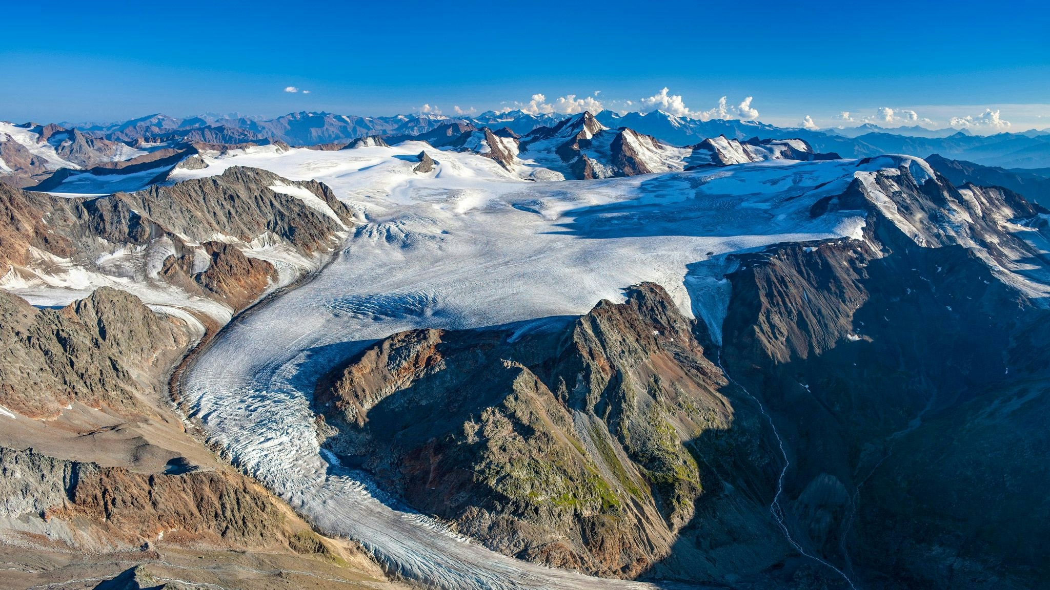 Download von www.picturedesk.com am 22.12.2023 (13:57).  BILD zu OTS - Gepatschferner mit Weißkugel (Bildmitte) und Weißseespitze (ganz rechts), Ötztaler Alpen, Tirol; in der Ferne die Ortlergruppe. Diese herrliche Luftaufnahme ist auch eines der schönsten Motive der Kampagne #unserealpen. *** Die Nutzung des Bildes für redaktionelle Zwecke ist kostenlos. Weitergehende Nutzung bedarf der Zustimmung des Aussenders. *** - 20190412_PD1952 - Rechteinfo: OTS-Bild (OTS) Redaktionelle Nutzung im thematischen Zusammenhang mit der Aussendung kostenfrei gestattet.