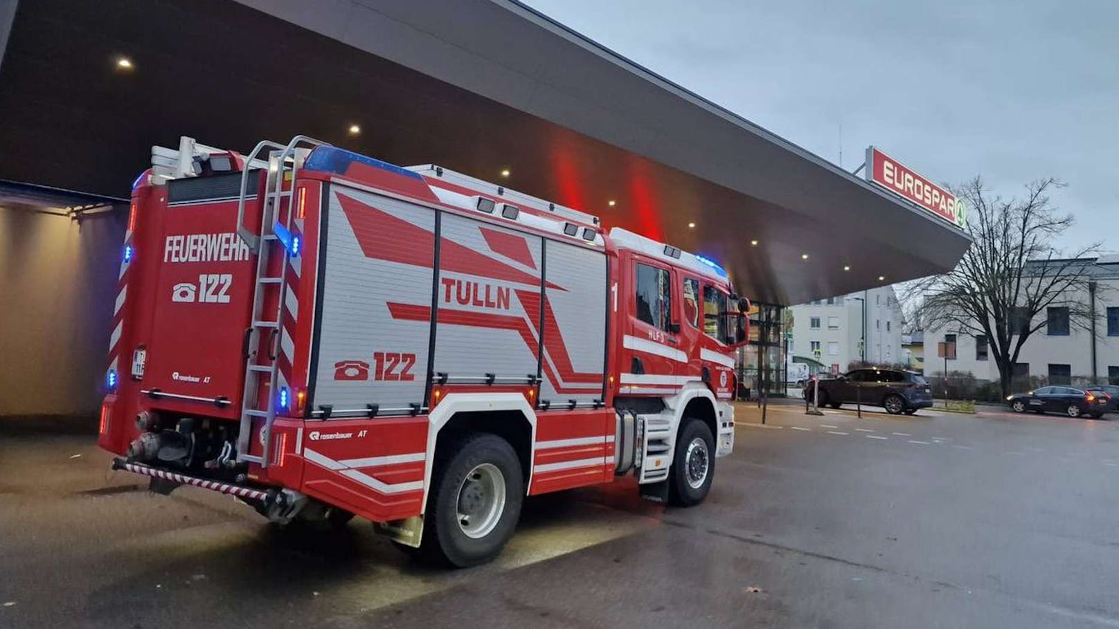 Schock in einem Supermarkt in Tulln (NÖ)! Eine Mitarbeiterin entdeckten in einer Bananenkiste eine riesige Spinne und schlug Alarm. Sogar die Feuerwehr musste anrücken.