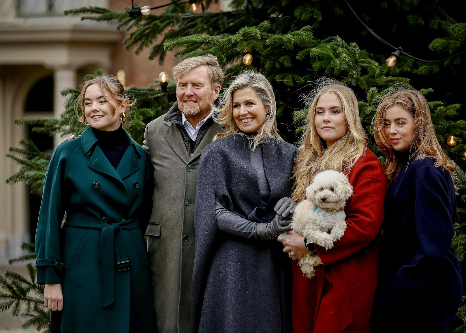 Am Familienfoto durfte der Vierbeiner natürlich nicht fehlen.