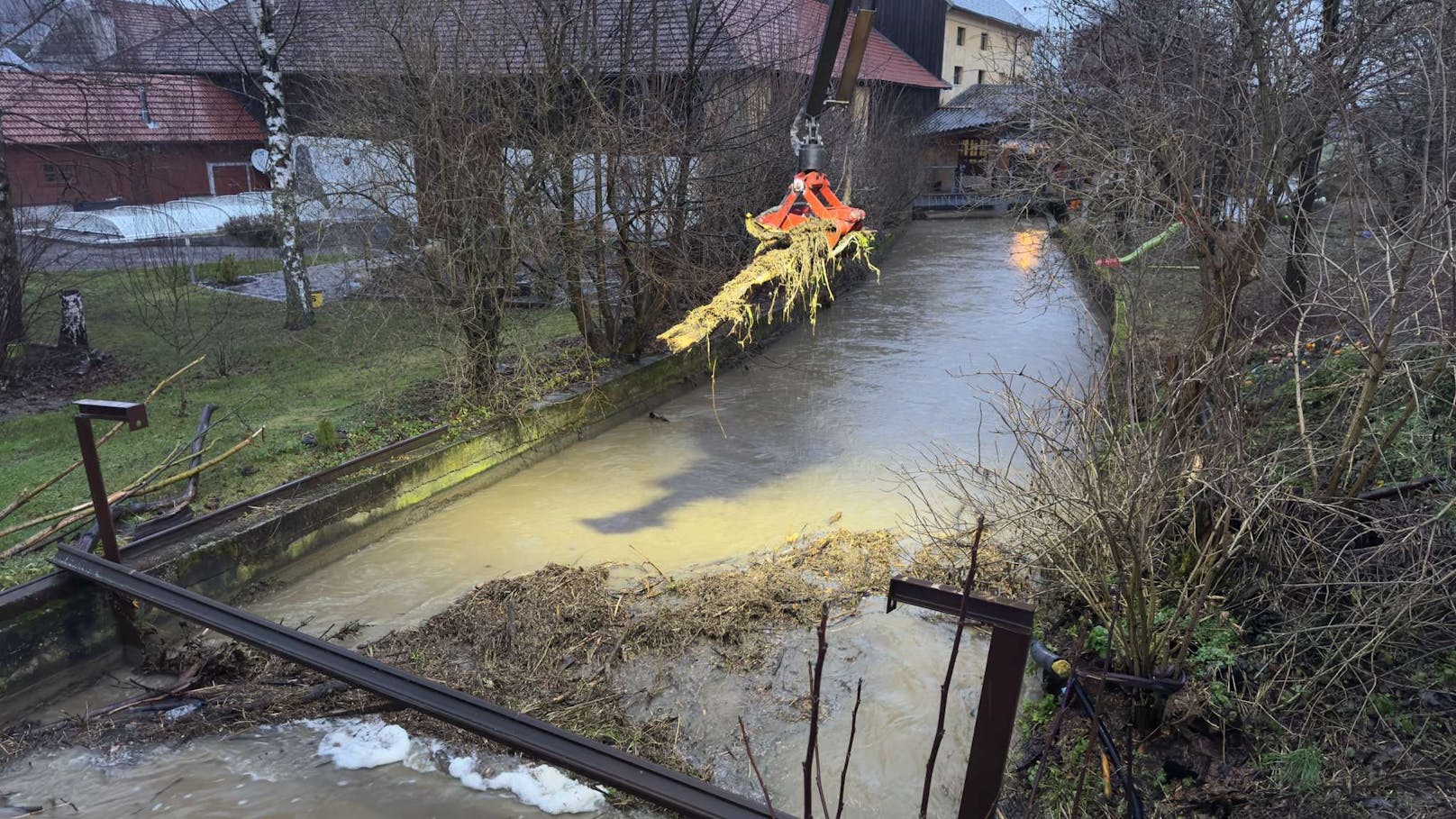 Überschwemmungen und Hochwasser beschäftigen die Feuerwehren im Bezirk Amstetten. In Blindenmarkt musste eine Landesstrasse gesperrt werden wegen Überflutungen. Bei Ybbs sind zahlreiche Keller unter Wasser. 