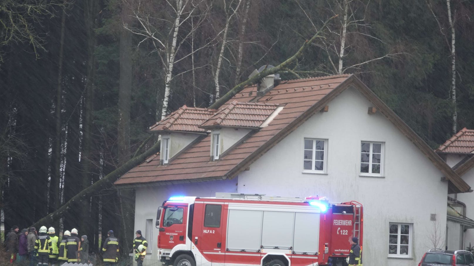 In Bira (Gemeinde Aschbach) arbeitet die Feuerwehr gerade bei einem Sturmeinsatz. 