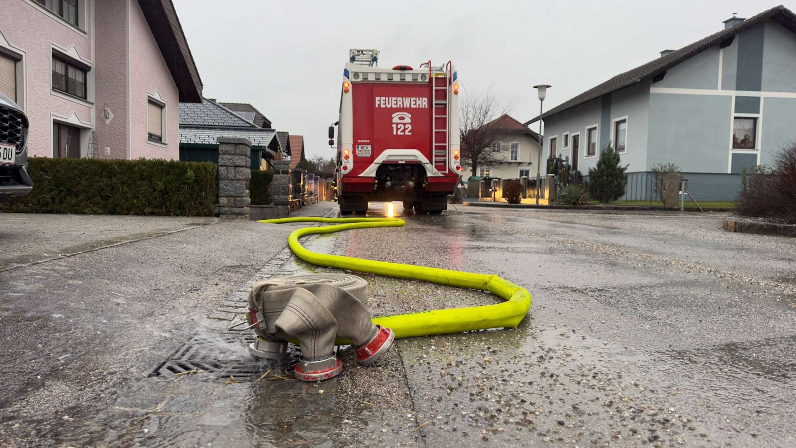 In Niederösterreich mussten die Feuerwehren in der Nacht auf Samstag zu 130 Einsätzen ausrücken. Besonders betroffen war der Südwesten. Zahlreiche Feuerwehren im Bezirk Melk sind seit Stunden damit beschäftigt, überflutete Keller auszupumpen.