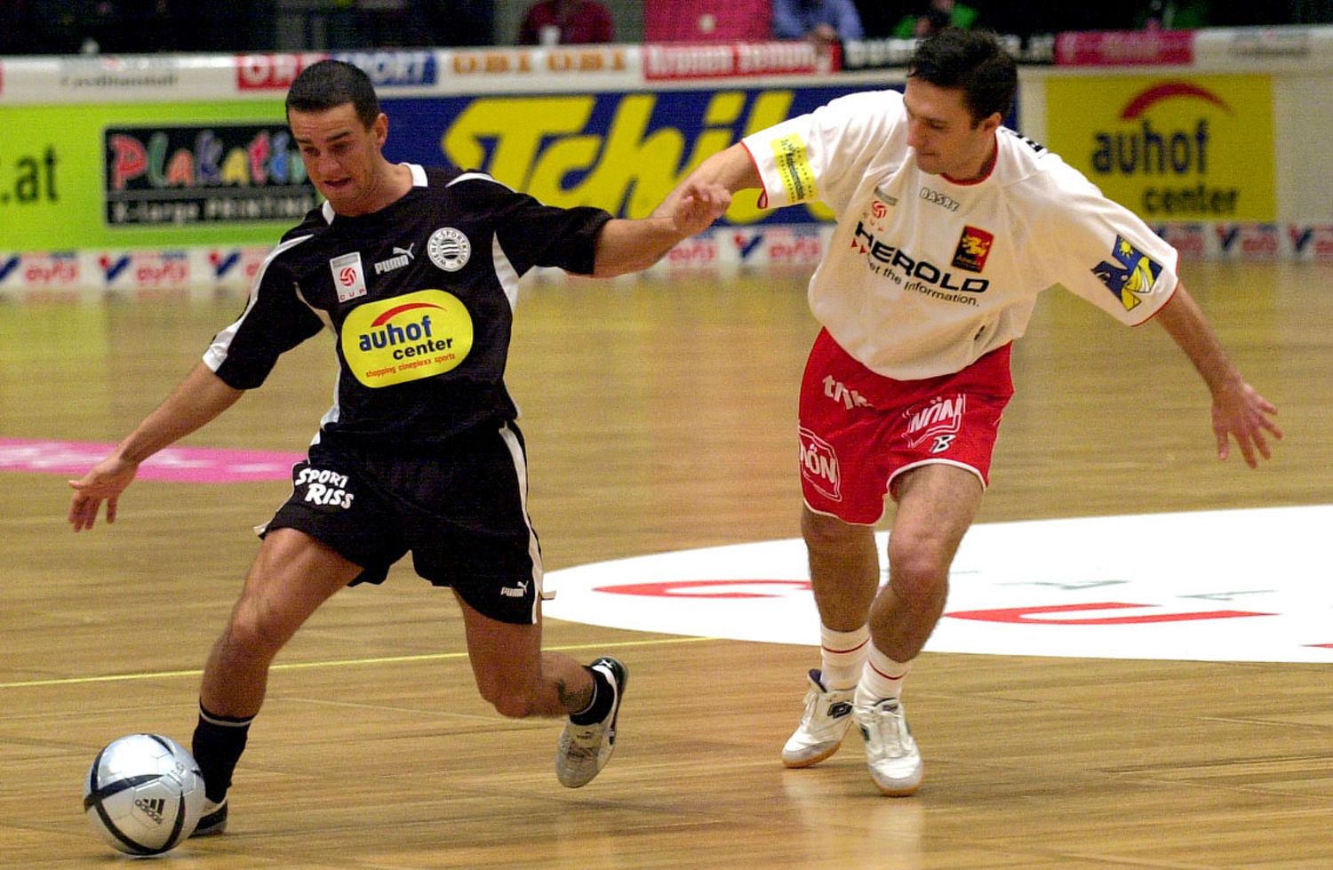 Peter Neidhart (links) beim Stadthallen-Kick