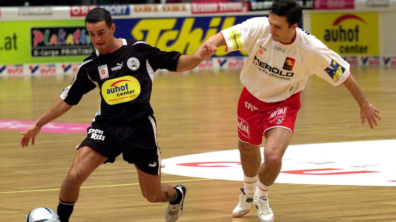 Peter Neidhart (links) beim Stadthallen-Kick