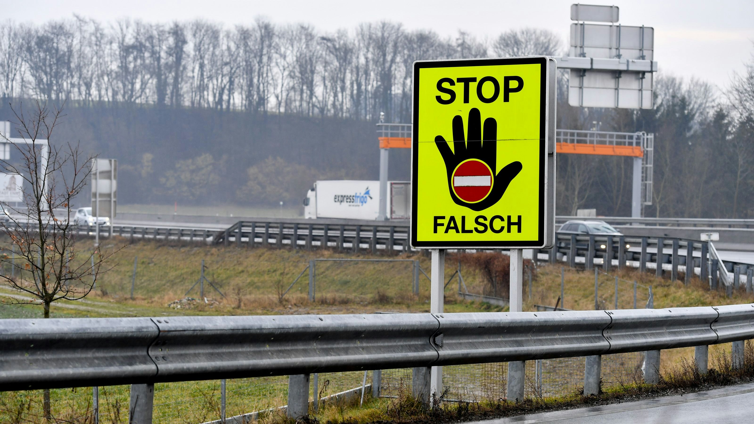 Download von www.picturedesk.com am 23.12.2023 (15:18).  01.02.2018, Autobahn A1 Enns, AUT, Verkehr, Autobahn, Geisterfahrer, im Bild Autobahn, Auffahrt, Schild, Hinweis, Warnung, Geisterfahrer, Stop, Falsch - 20180201_PD11483 - Rechteinfo: Rights Managed (RM)