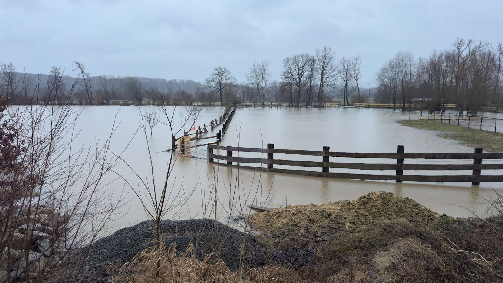 Überschwemmungen und Hochwasser beschäftigen die Feuerwehren im Bezirk Amstetten. In Blindenmarkt musste eine Landesstrasse gesperrt werden wegen Überflutungen. Bei Ybbs sind zahlreiche Keller unter Wasser. 