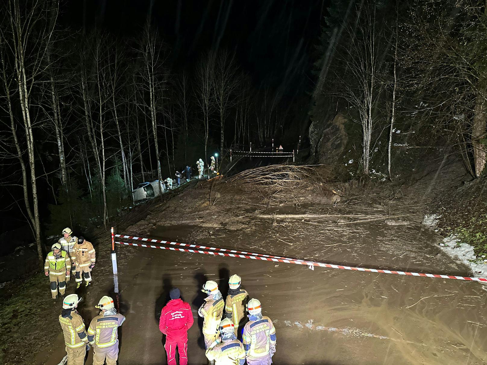 ... den Pkw im Bereich des Hecks, wodurch dieser von der Fahrbahn geschoben und drei bis vier Meter unterhalb der Fahrbahn gegen einen Baum gedrückt wurde.