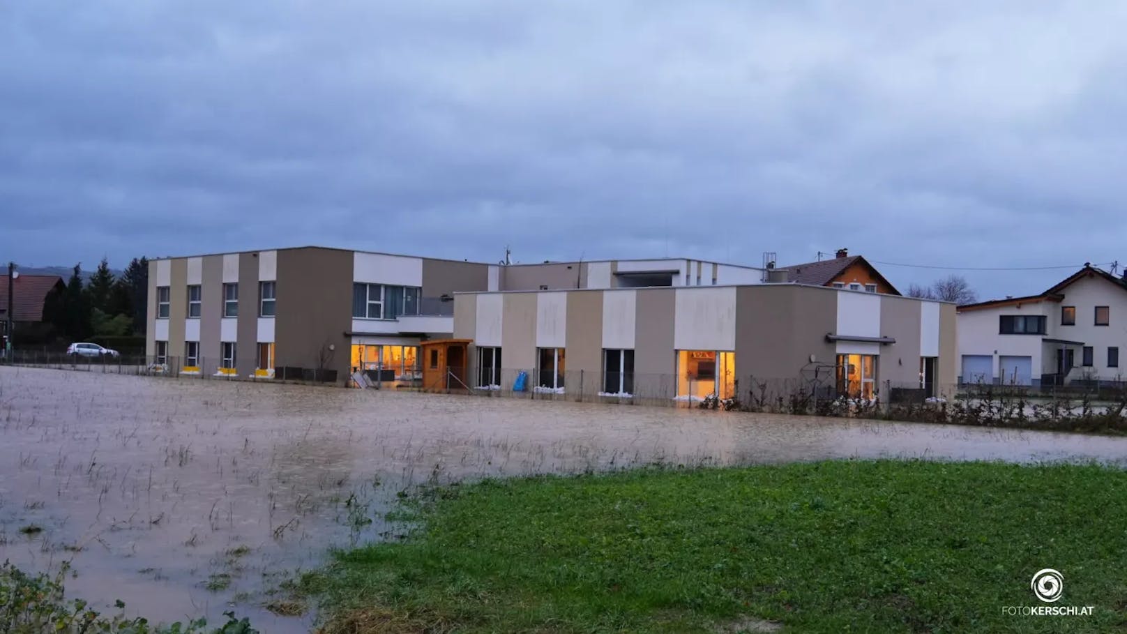 Das Gebäude wurde von Wassermassen umschlossen. 