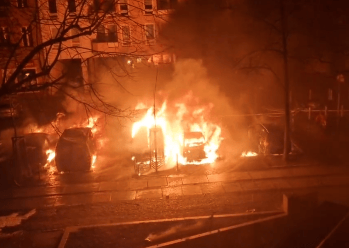 Es kam zu Brandstiftungen an Fahrzeugen und Gebäuden, Menschen wurden mit Feuerwerkskörpern beschossen.