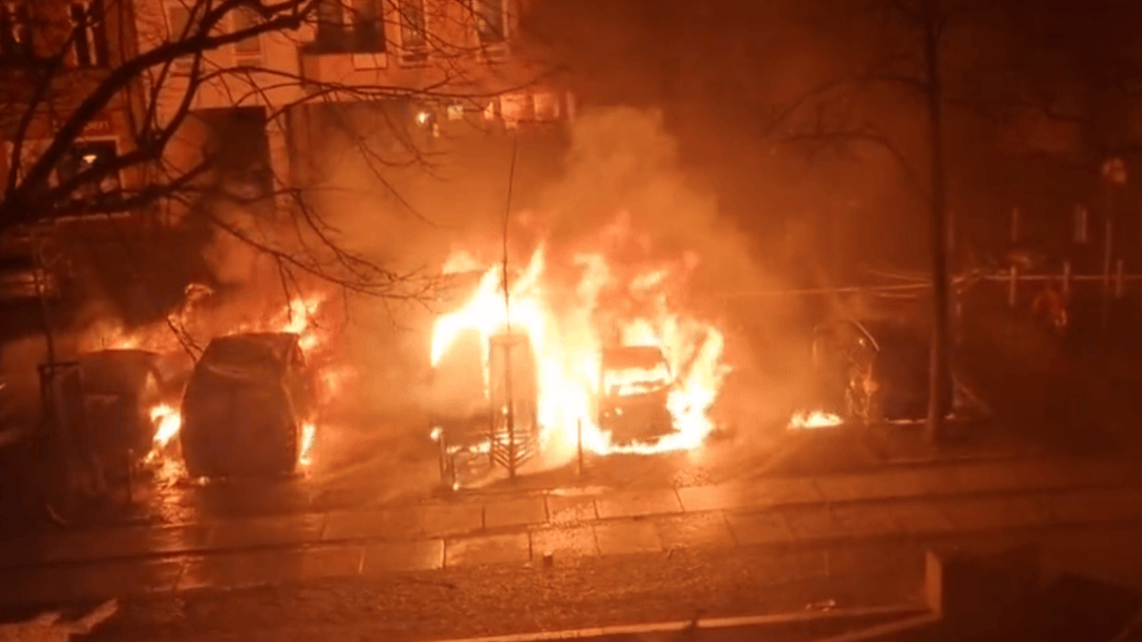 Heute.at - Angst – brennende Autos, Böller und verletzte Menschen