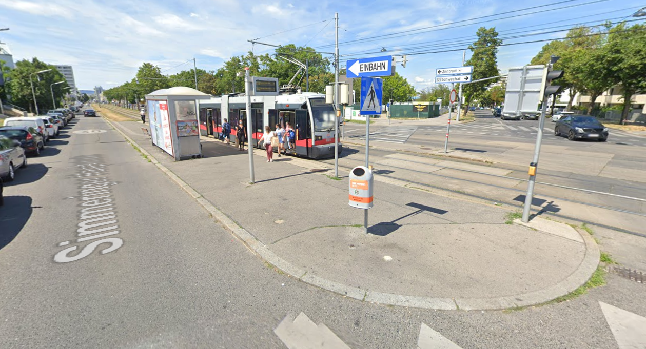 An dieser Straßenbahnhaltestelle wurde die Hündin einfach ausgesetzt.