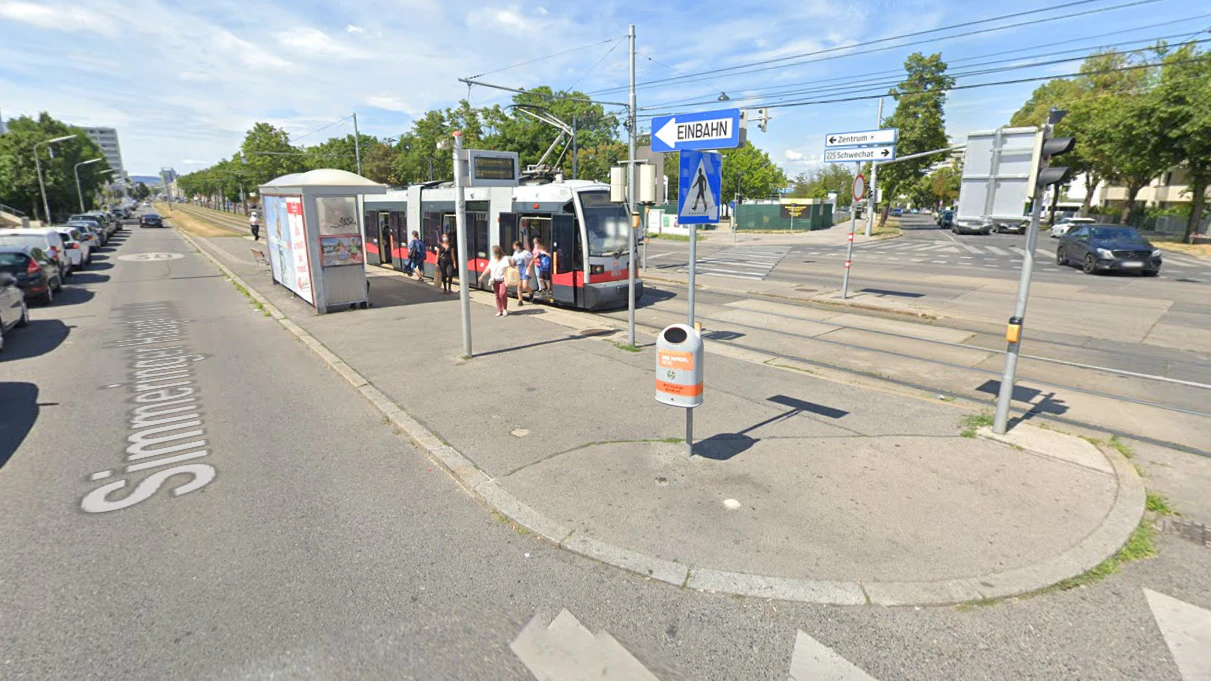 An dieser Straßenbahnhaltestelle wurde die Hündin einfach ausgesetzt.