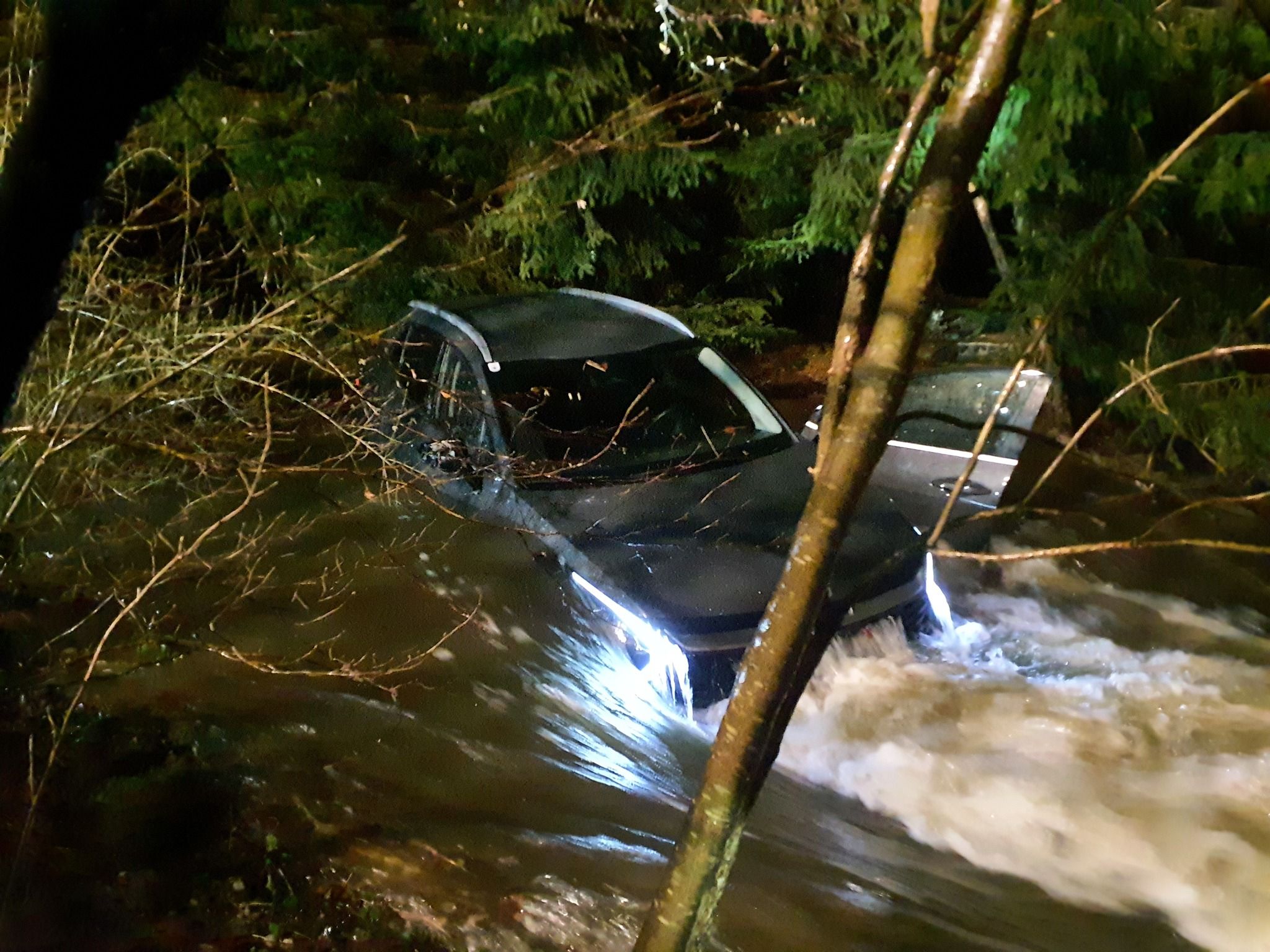 Der 66-Jährige war mit seinem Auto in einen reißenden Bach gestürzt. Der Mann wurde von der starken Strömung abgetrieben.