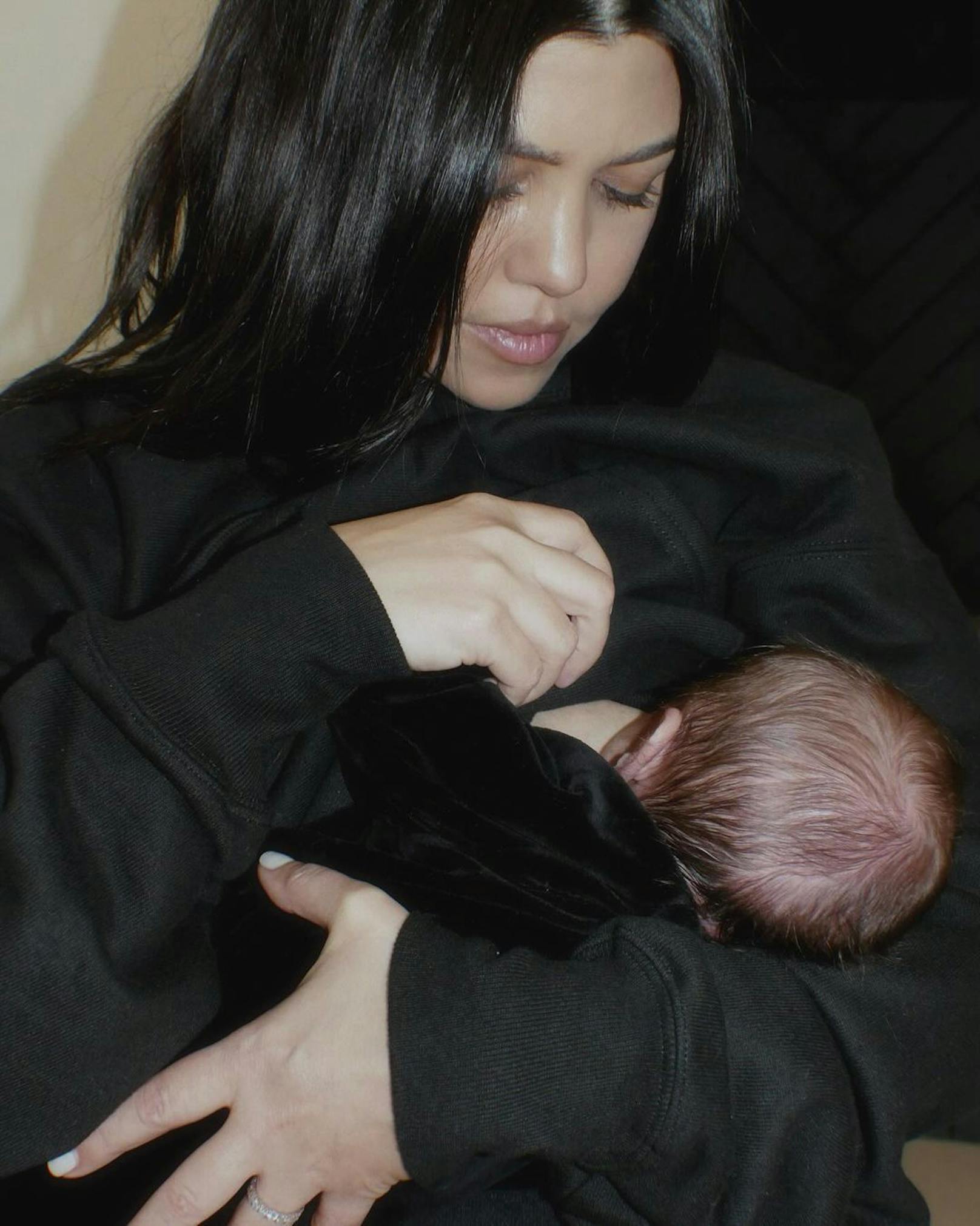 Kourtney Kardashian zeigt erstmal ihr Baby Rocky 13.