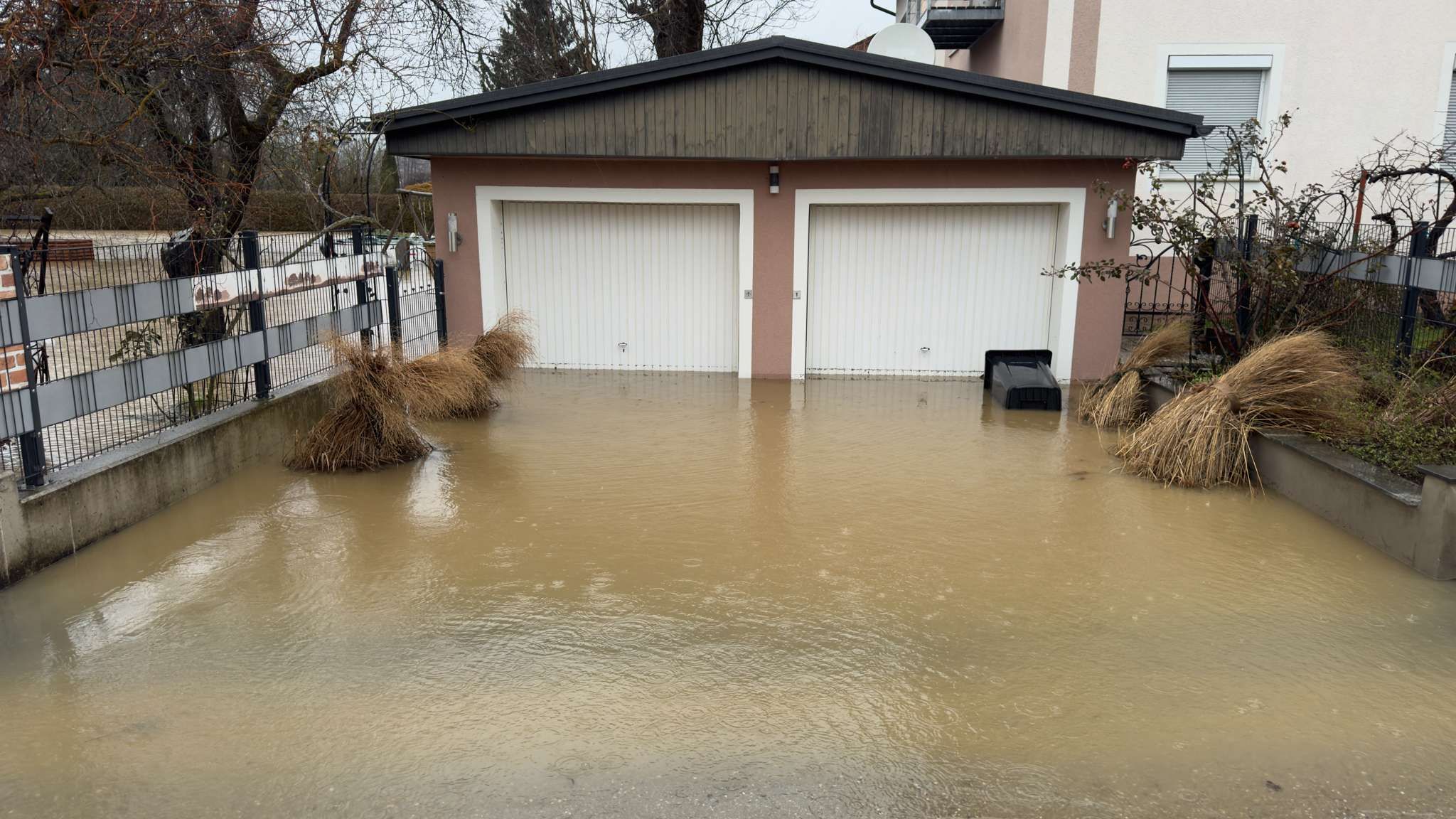 Überschwemmungen und Hochwasser beschäftigen die Feuerwehren im Bezirk Amstetten. Bei Ybbs sind zahlreiche Keller unter Wasser.