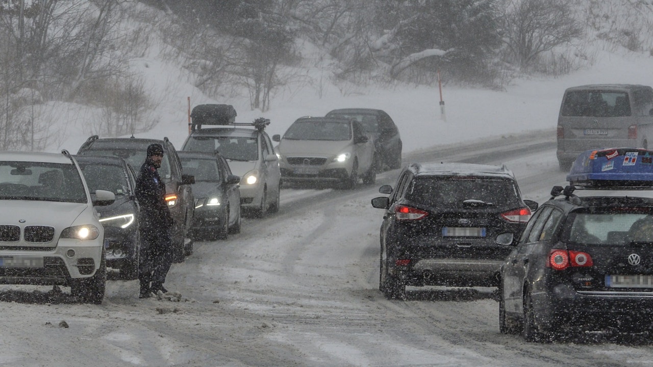 Heute.at - Verkehr kommt zum Erliegen – Staus und Serien-Unfälle