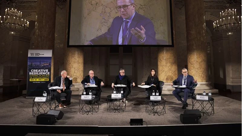 Radoslaw Kedzia von Huawei (rechts und auf dem Bildschirm) auf dem Global Peter Drucker Forum.