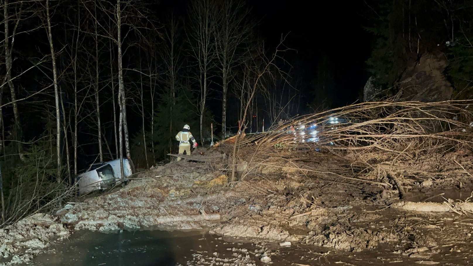 Der Ungar wurde dadurch leicht verletzt. Die Beifahrerin blieb unverletzt. Die freiwillige Feuerwehr Reith im Alpbachtal sowie die Straßenmeisterei Wörgl beseitigte die Mure ...